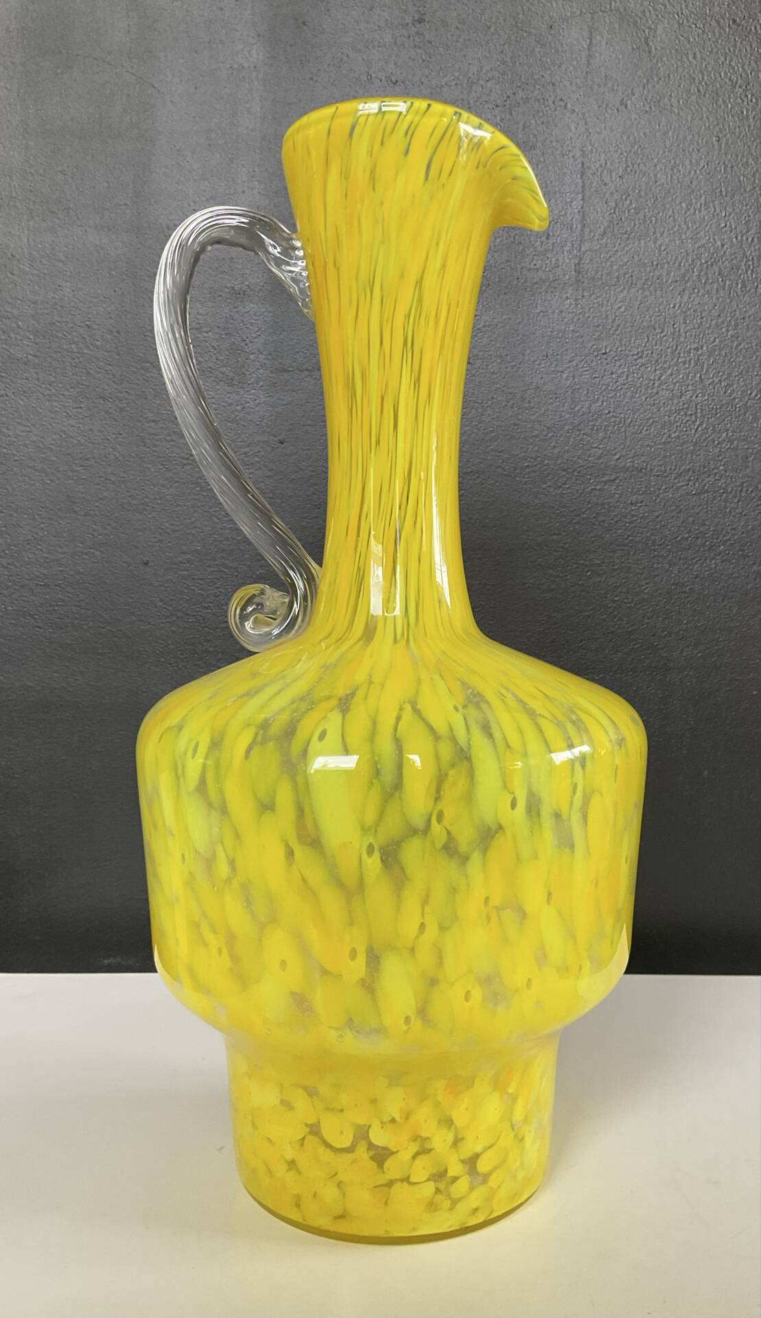 Vase à anse vintage en pâte de verre mouchetée 