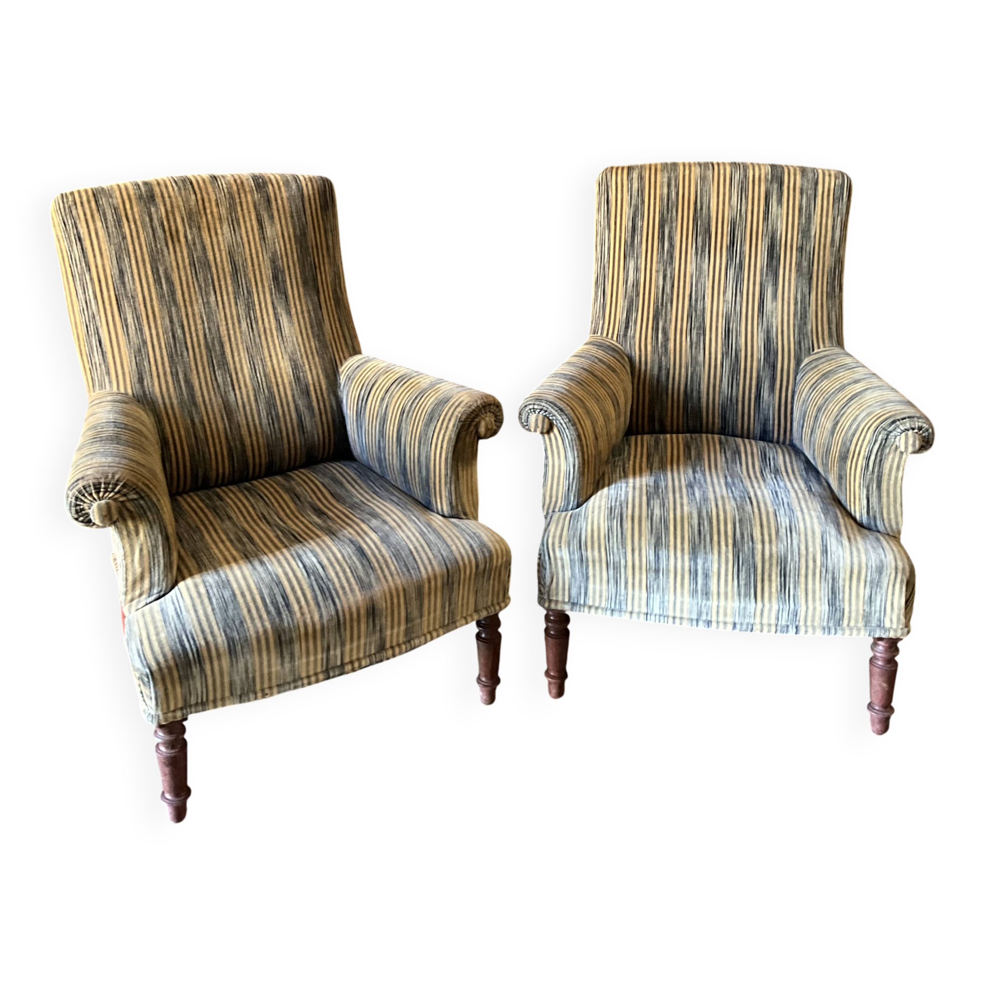 Une paire de fauteuils en velours.