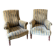 Une paire de fauteuils en velours.