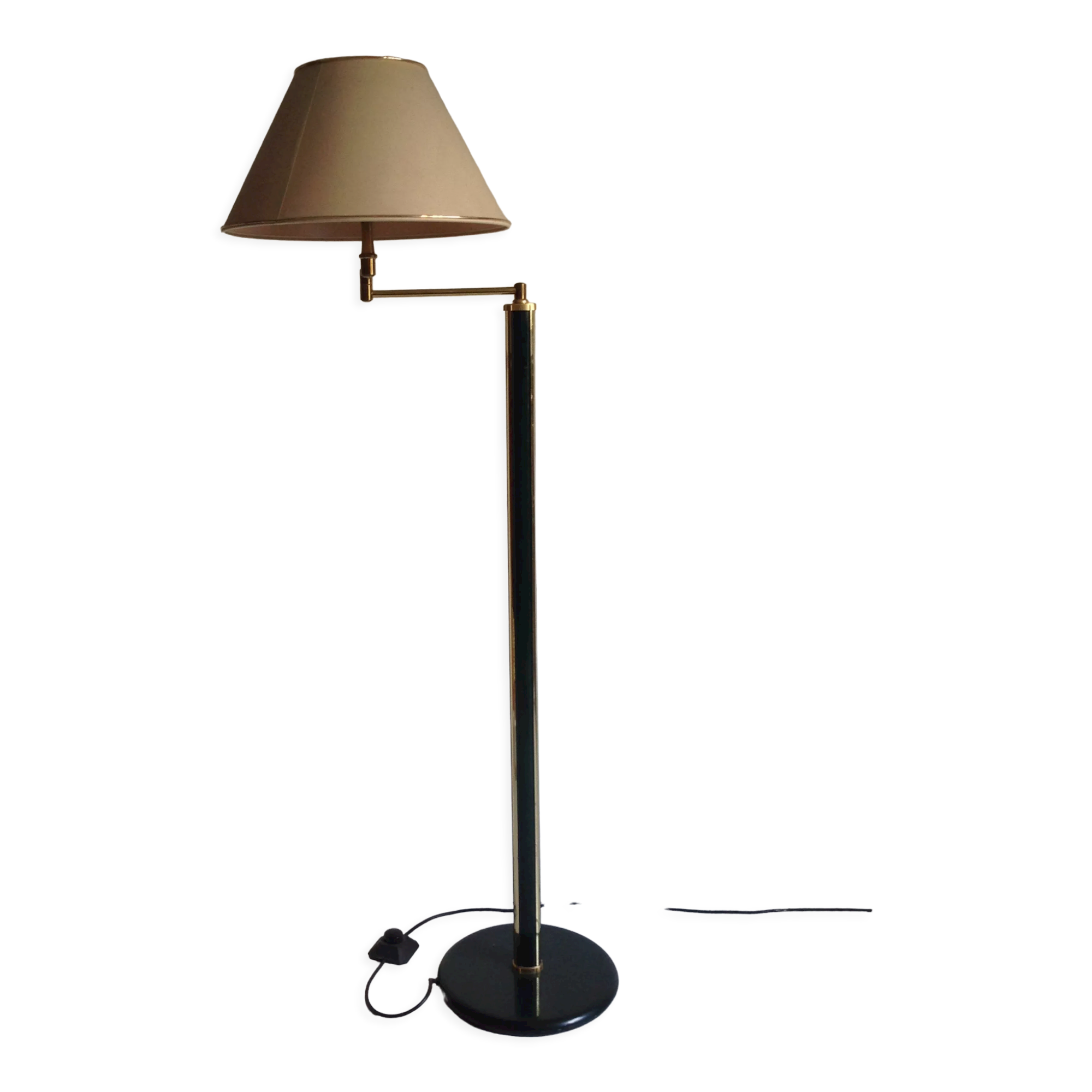 Floor lamp with articulated arm