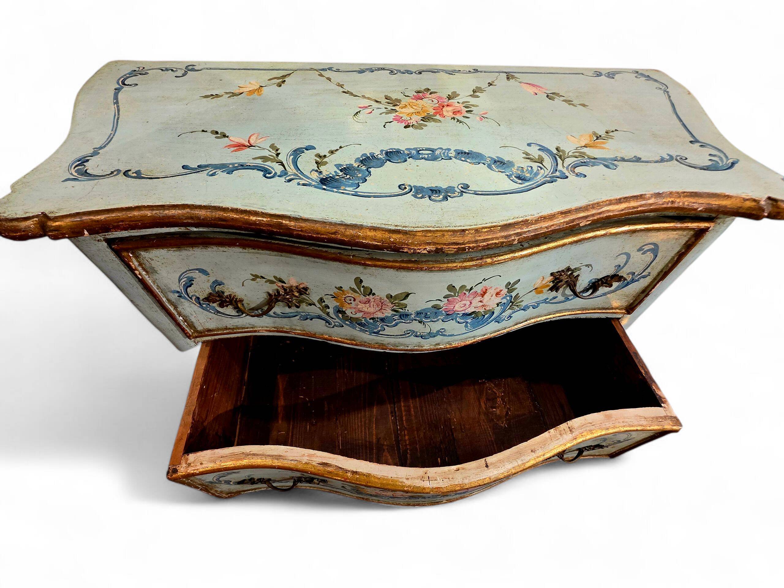 18th century Venetian chest of drawers