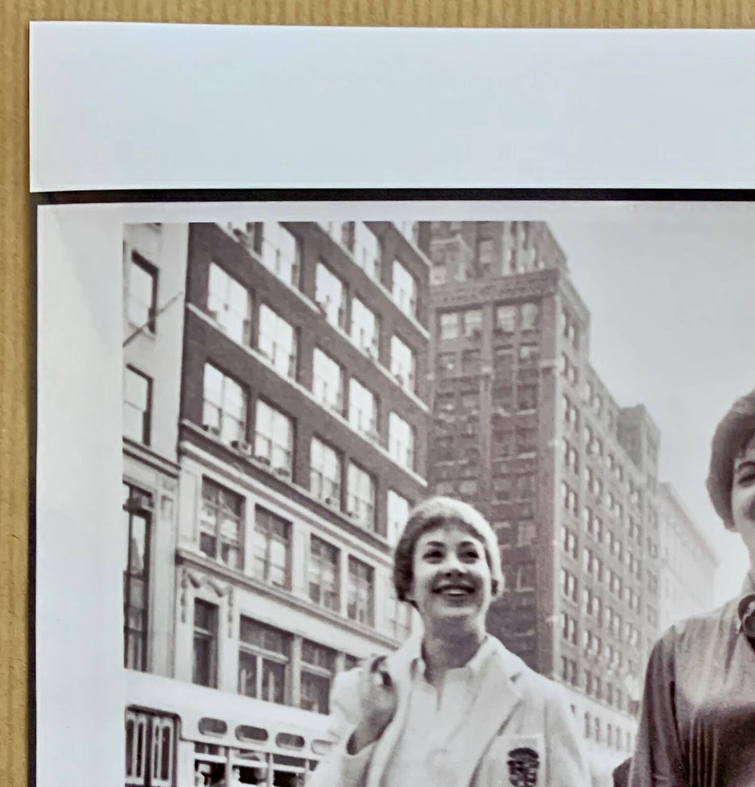 NEW YORK 1950s – 2 young women on 5th Avenue - Elegance & Street Life