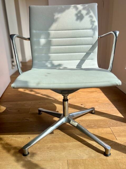 ICF armchair in white leather, four-star base on glides