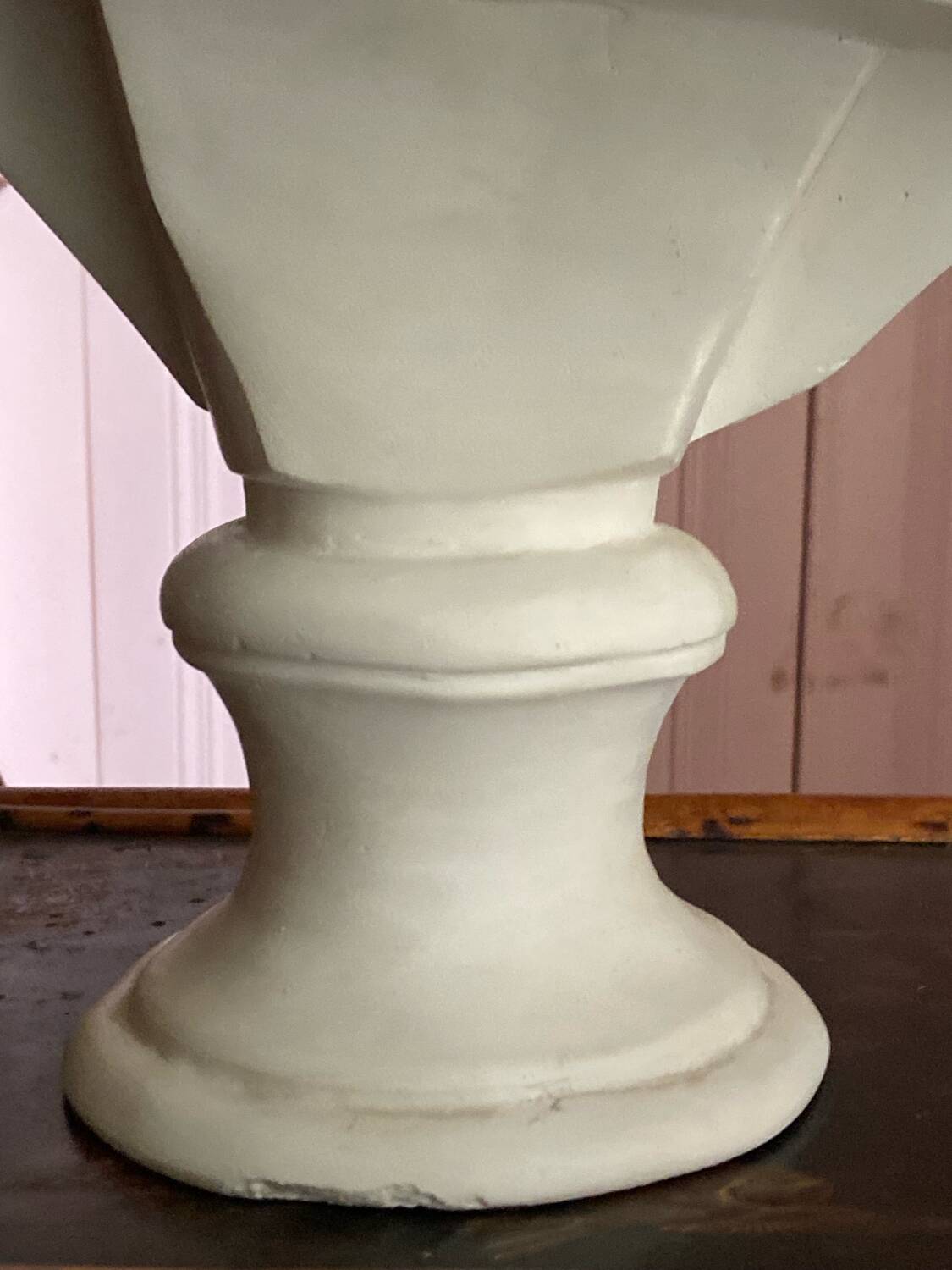 Sculpture en plâtre, buste d’enfant la boudeuse