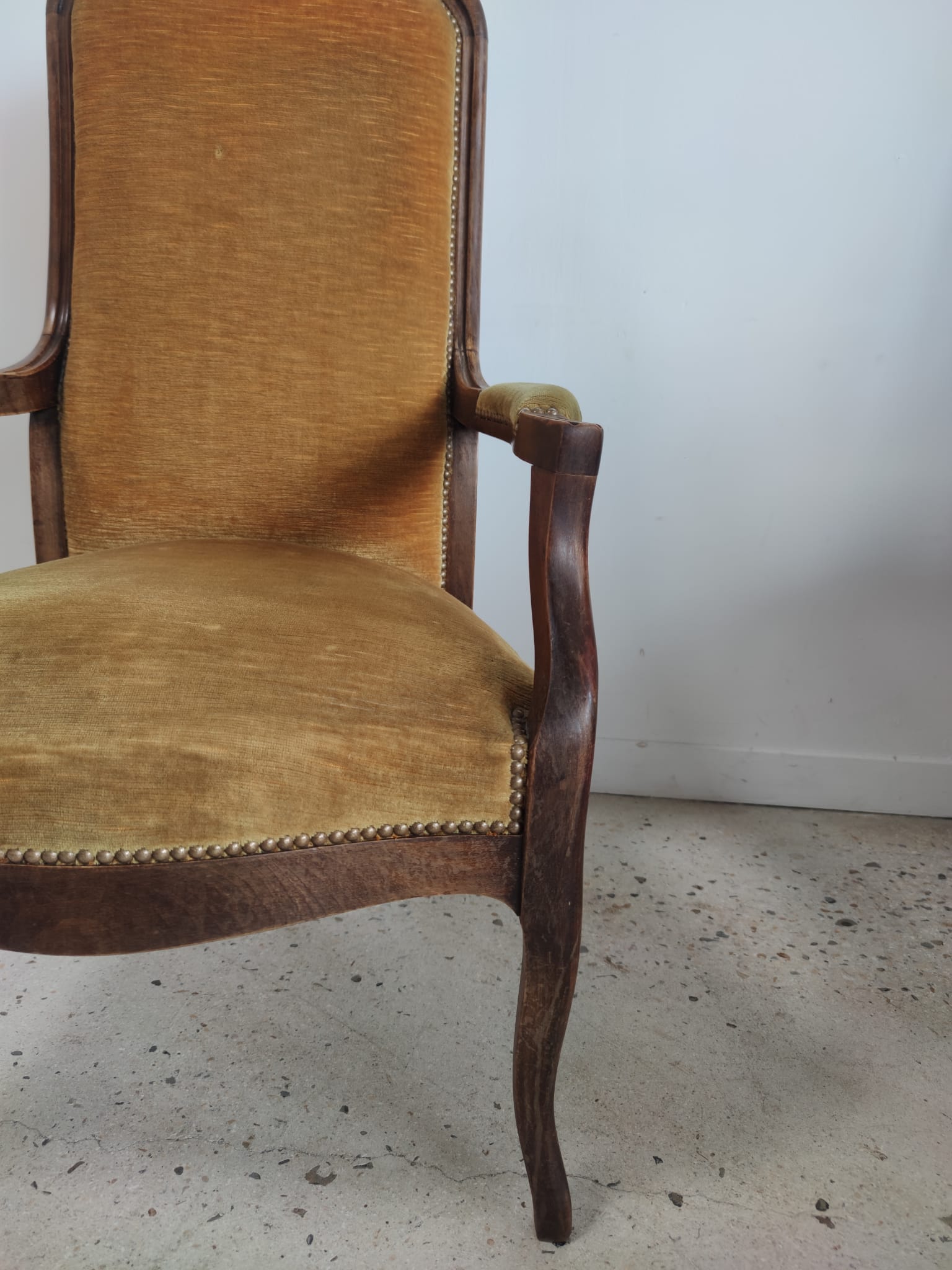 Fauteuil Voltaire garniture de velours jaune