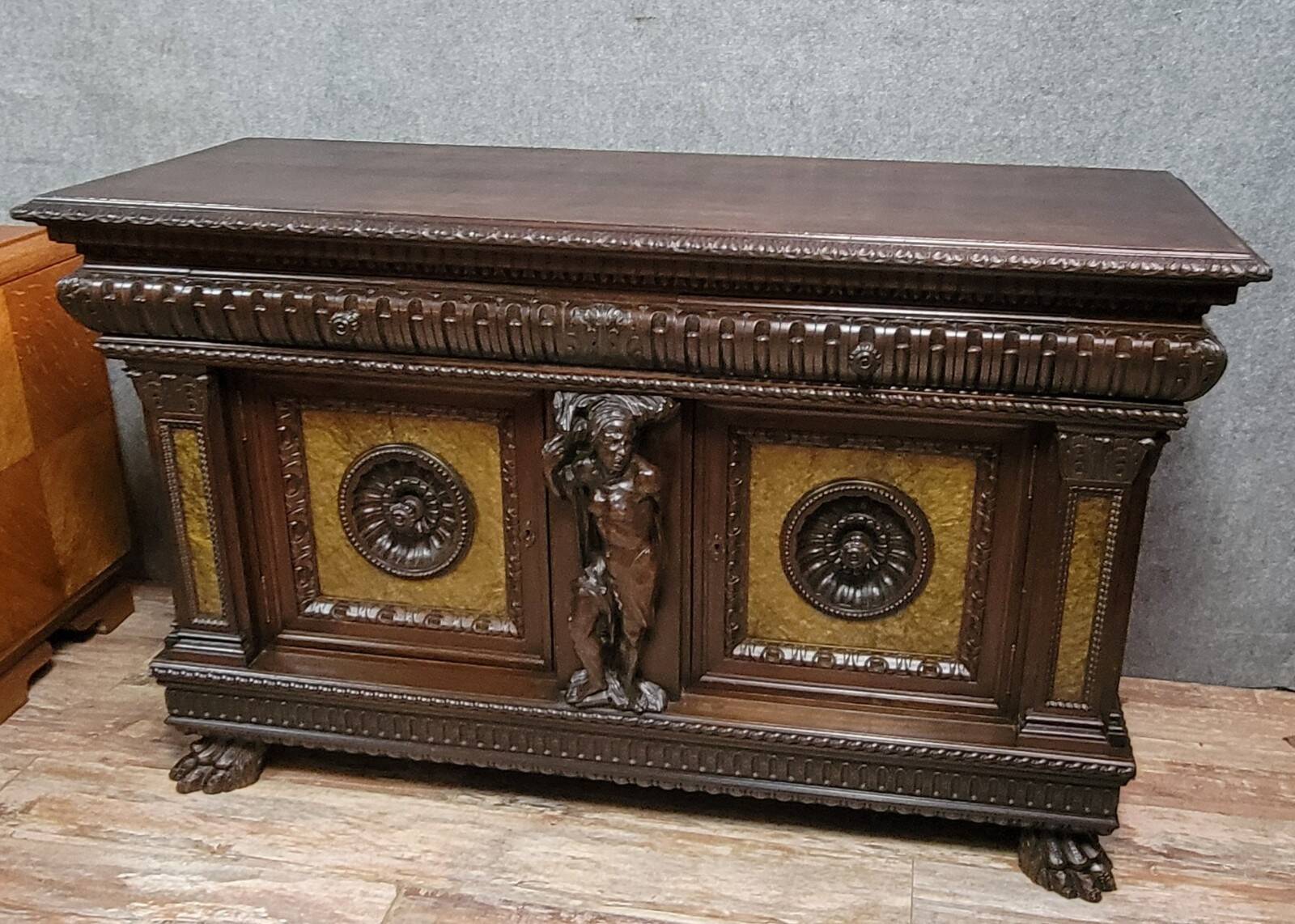 Buffet cabinet style Renaissance a caches secretes en noyer et orme époque