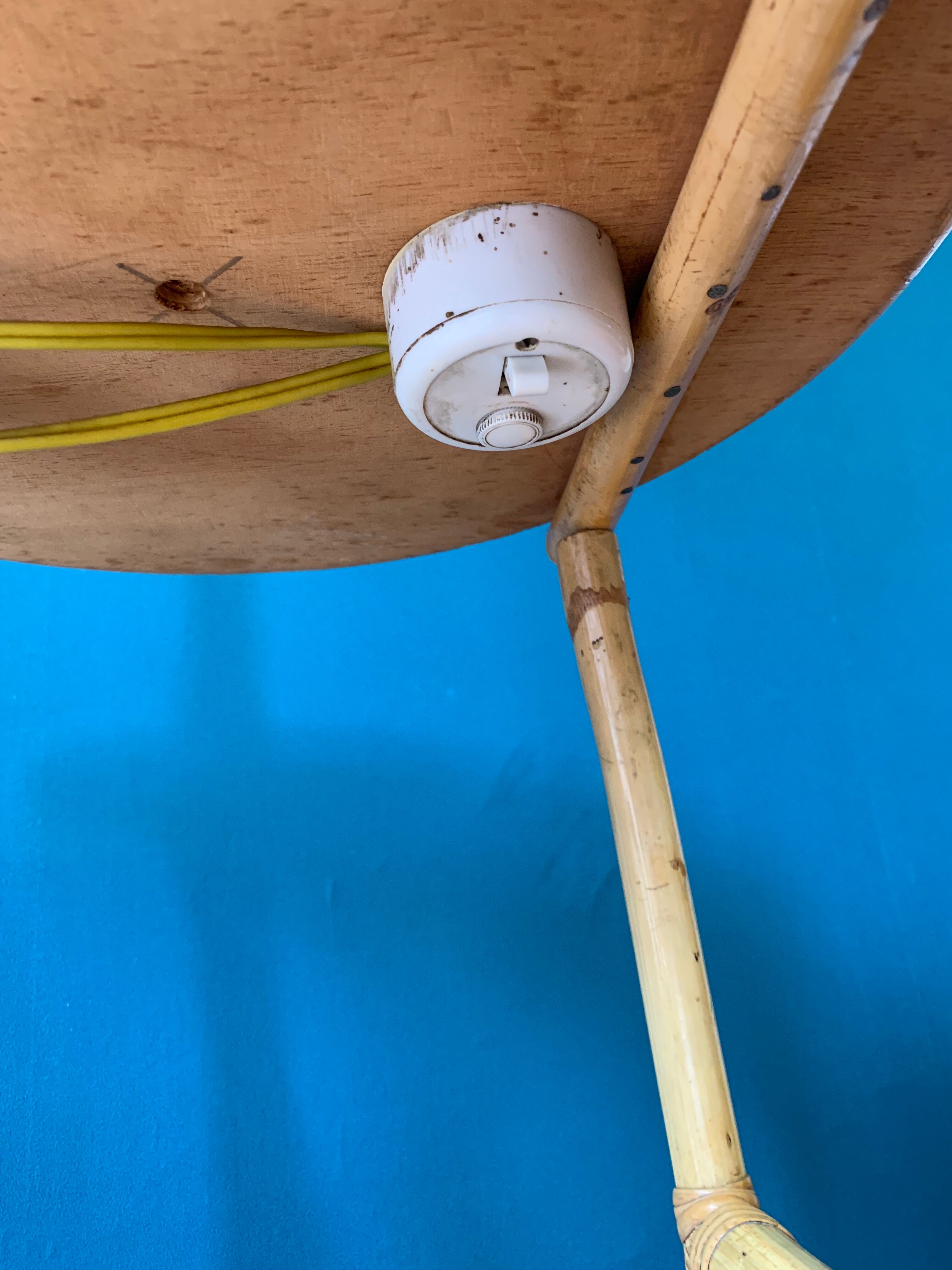 Lampadaire liseuse vintage en rotin
