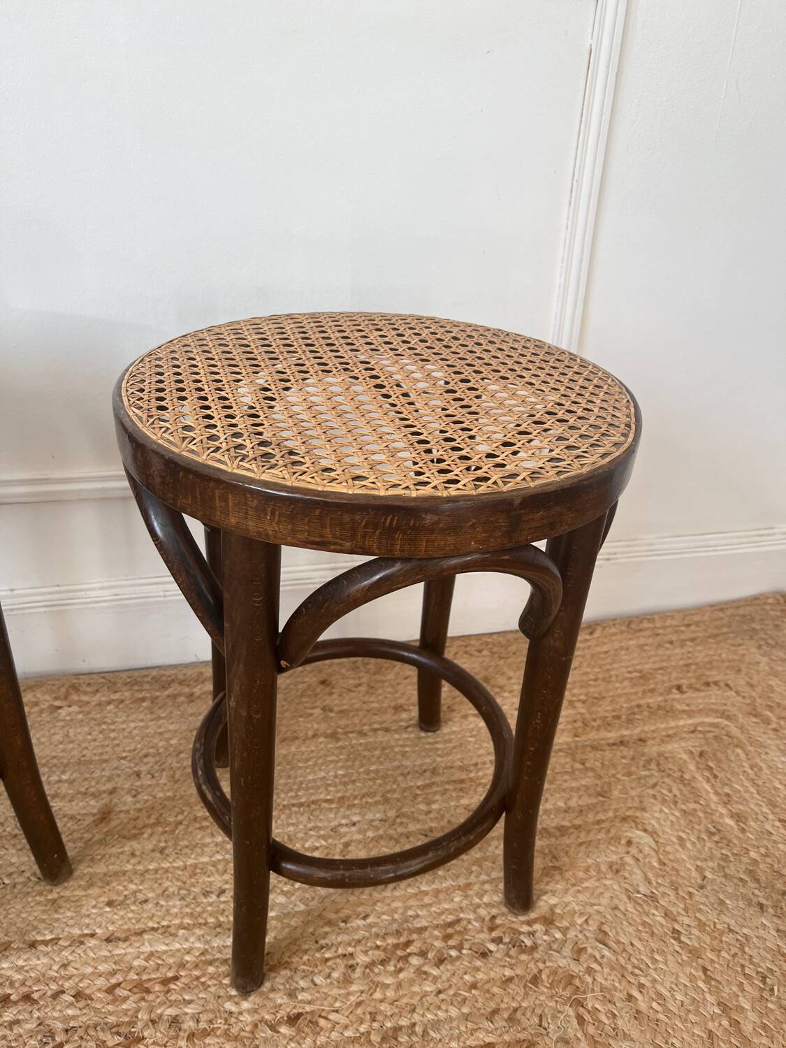 Paire de tabourets viennois bois courbe et cannage années 50