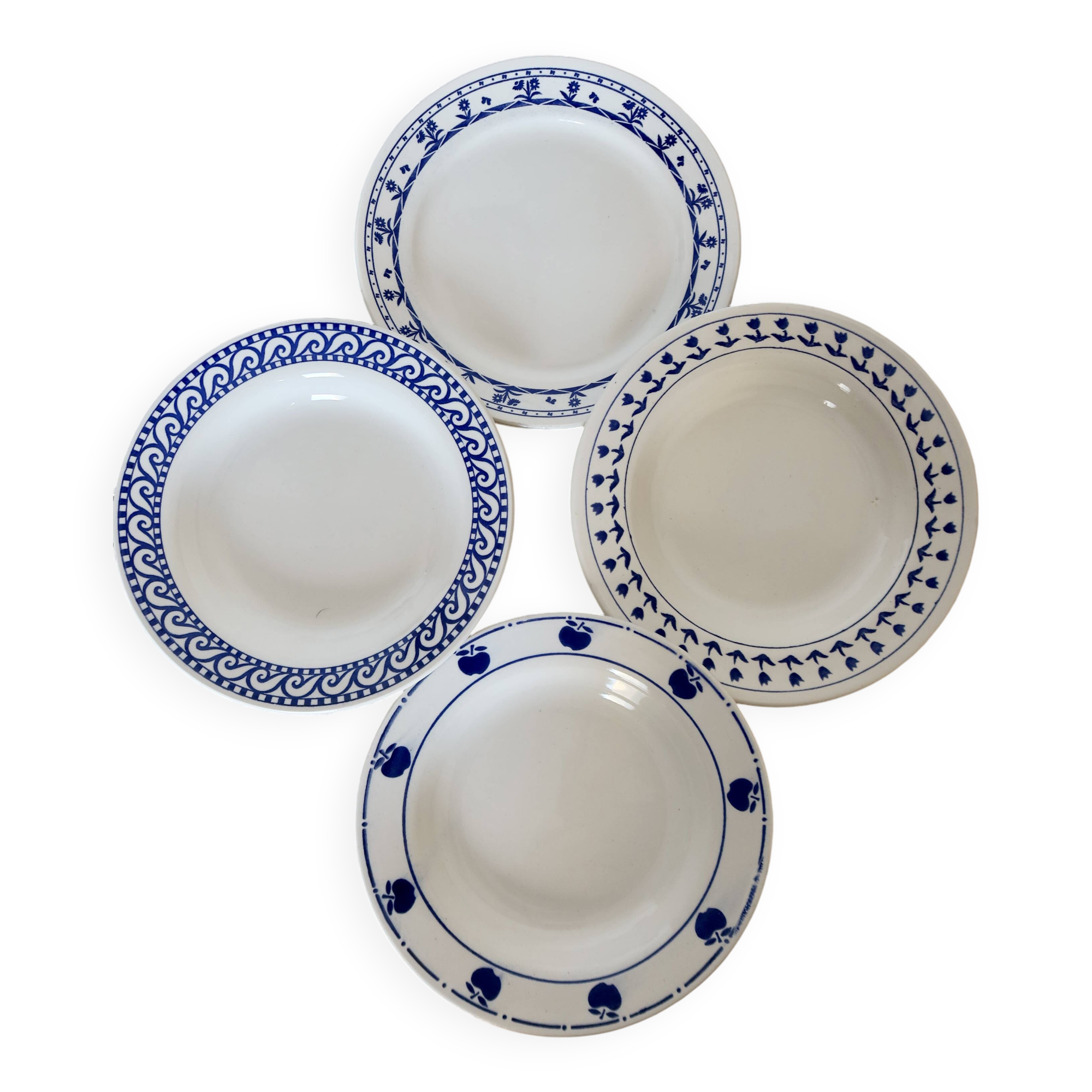 4 mismatched vintage blue and white earthenware soup plates - Set
