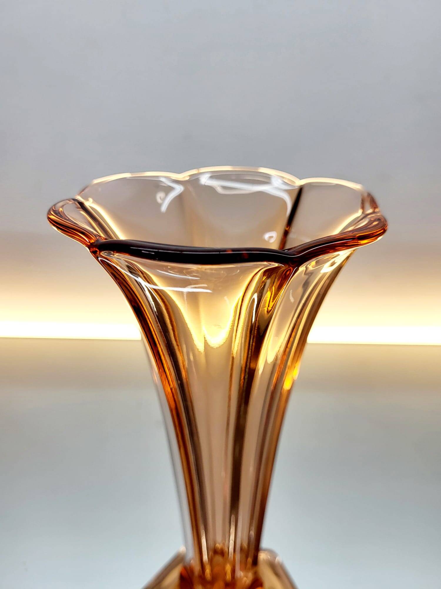 Val Saint Lambert Art deco vaas, serie Luxval model Américain M, rosé kleur