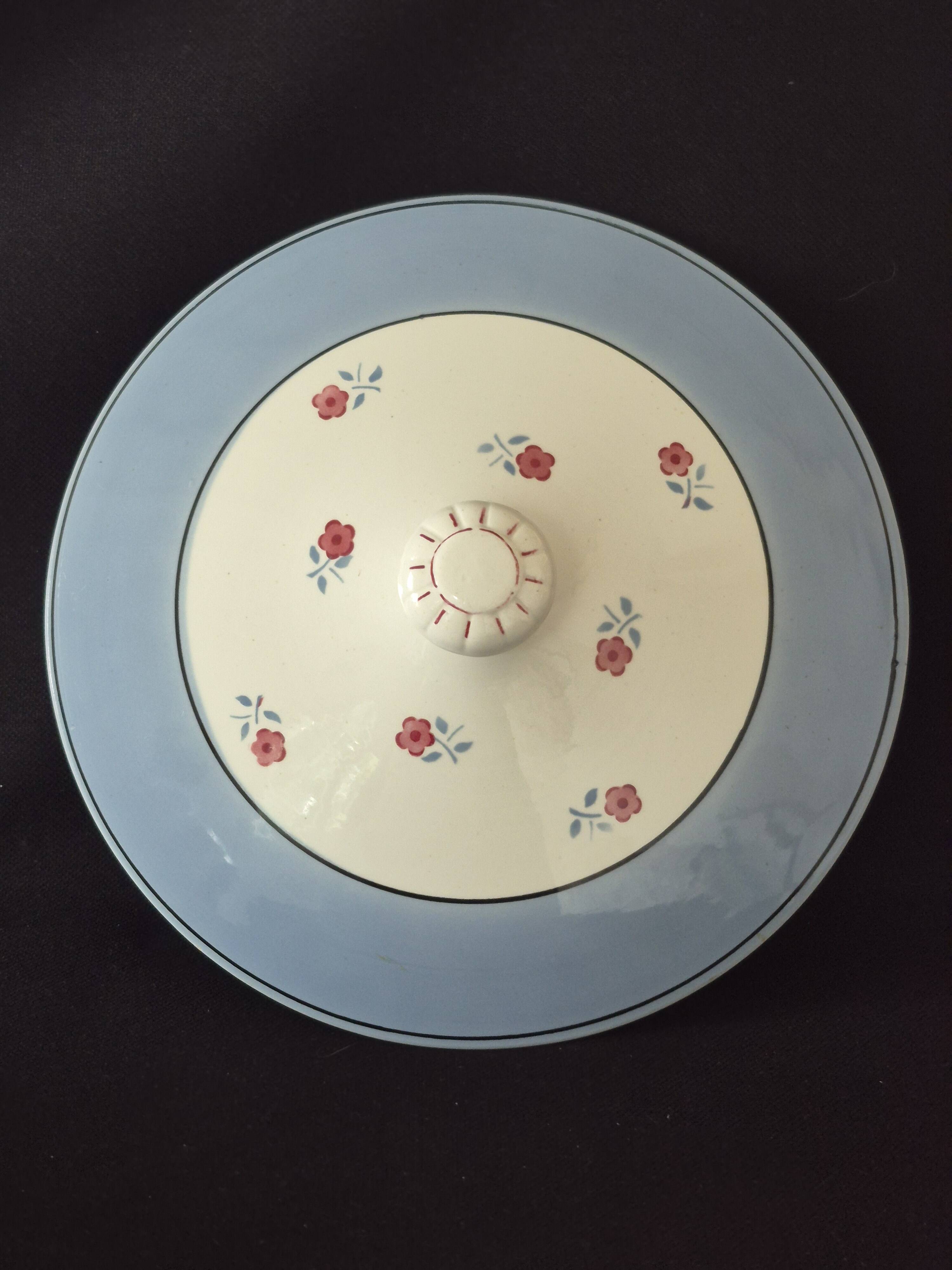 Vegetable dish (soup tureen) in Digoin Sarreguemines earthenware, model AIX A156.