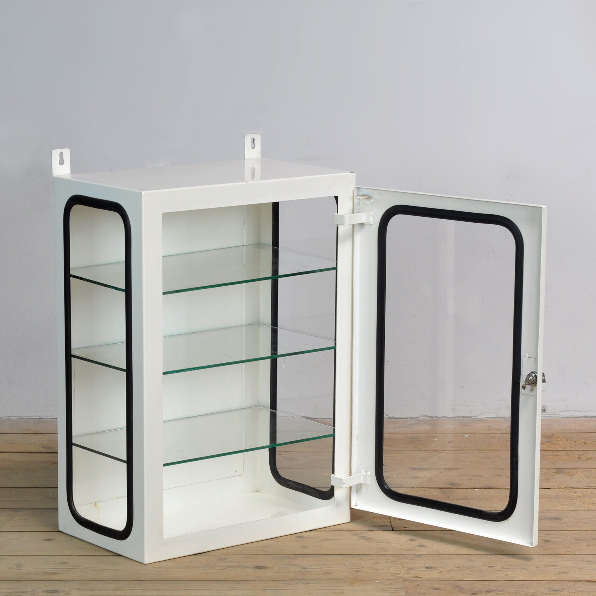Cabinet médical vintage, années 1970