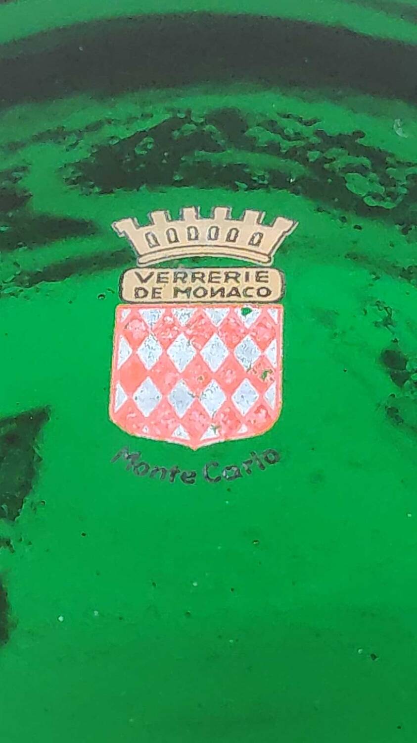 Glassware vase from Monaco/Monte Carlo, stamped with the Crown emblem. In emerald green blown glass, gold ears of wheat patterns. Size 25 x 15 cm