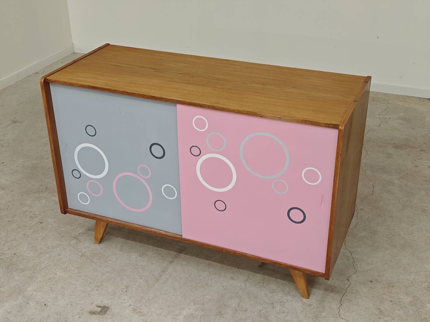 Buffet U 452 rose et gris par Jiri Jiroutek pour Intérier Praha