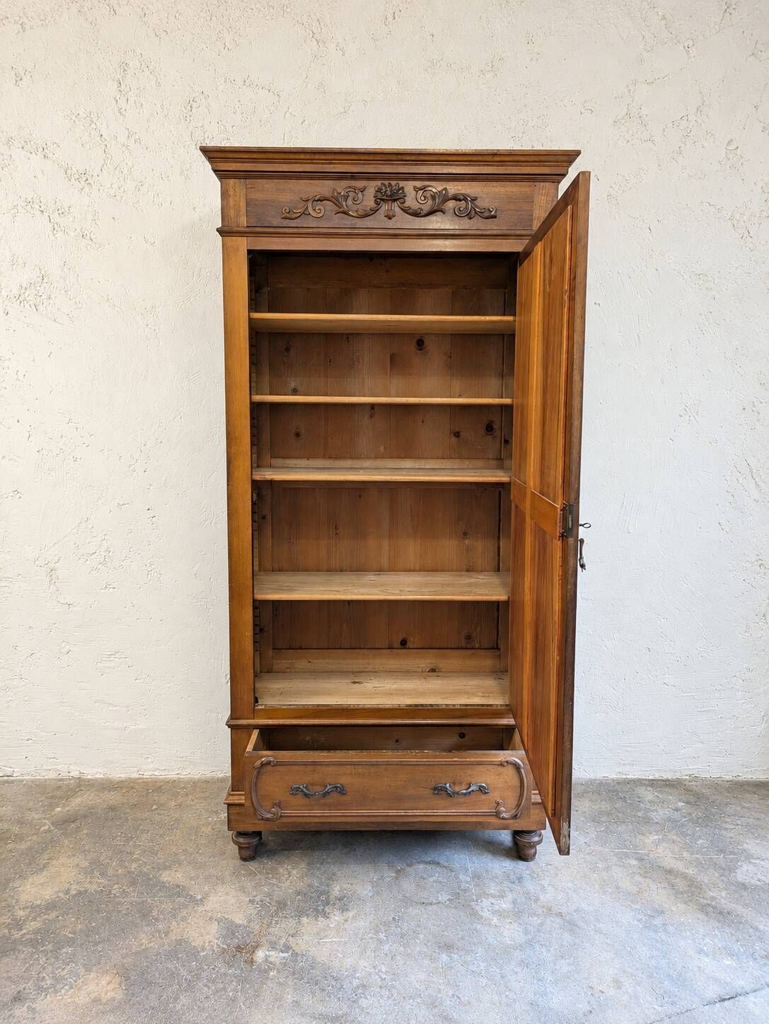 Armoire ancienne à miroir et décors sculptés