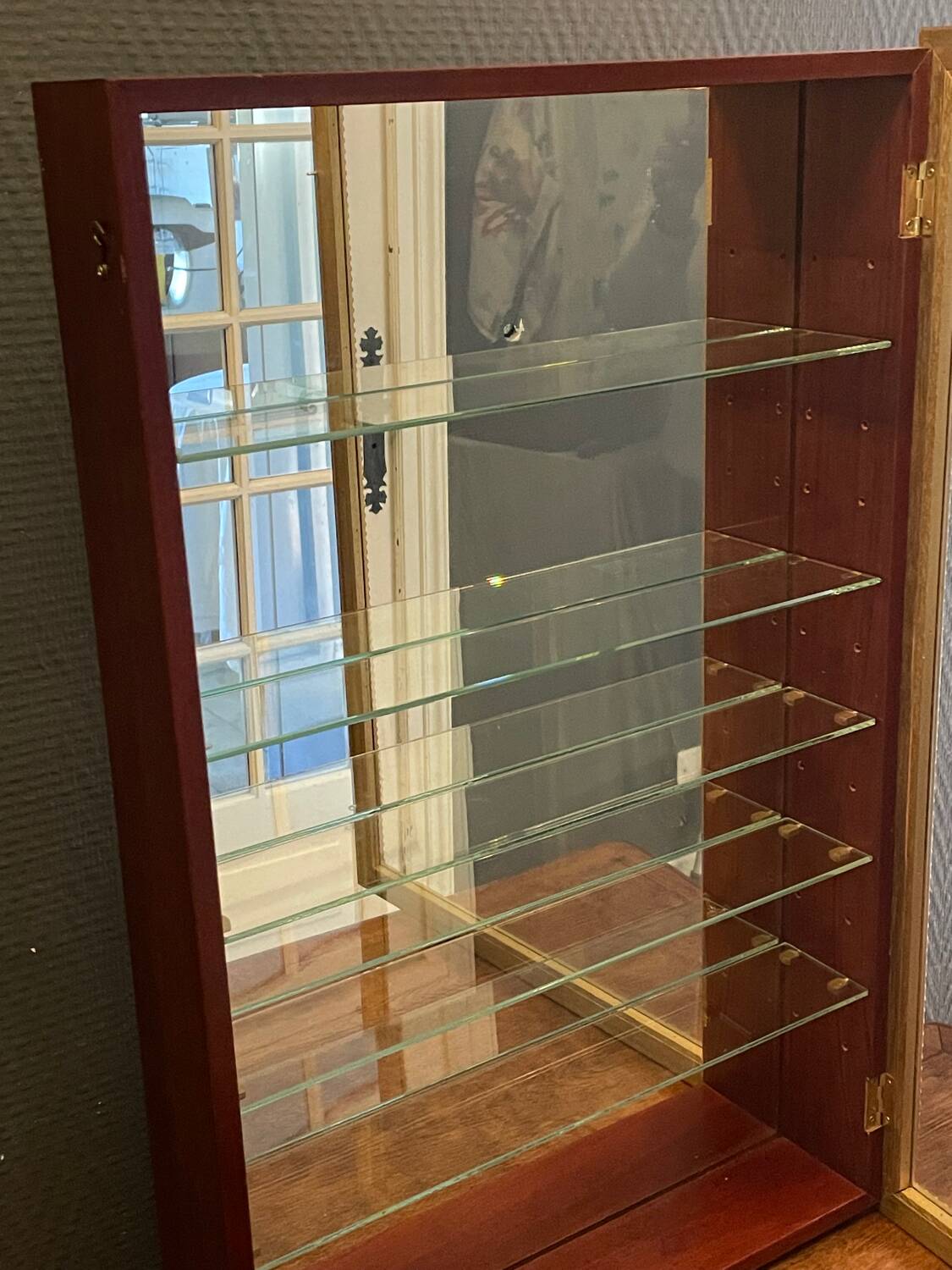 Vitrine en bois doré à suspendre .