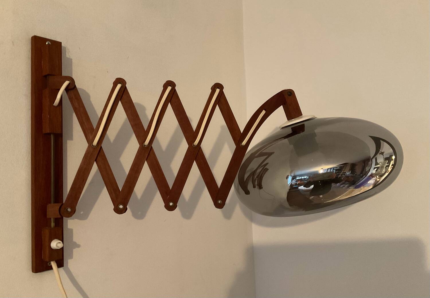 Scandinavian “scissors” wall lamp in teak from the 50s and 60s
