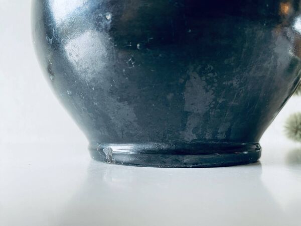 Pichet en grès vernissé noir