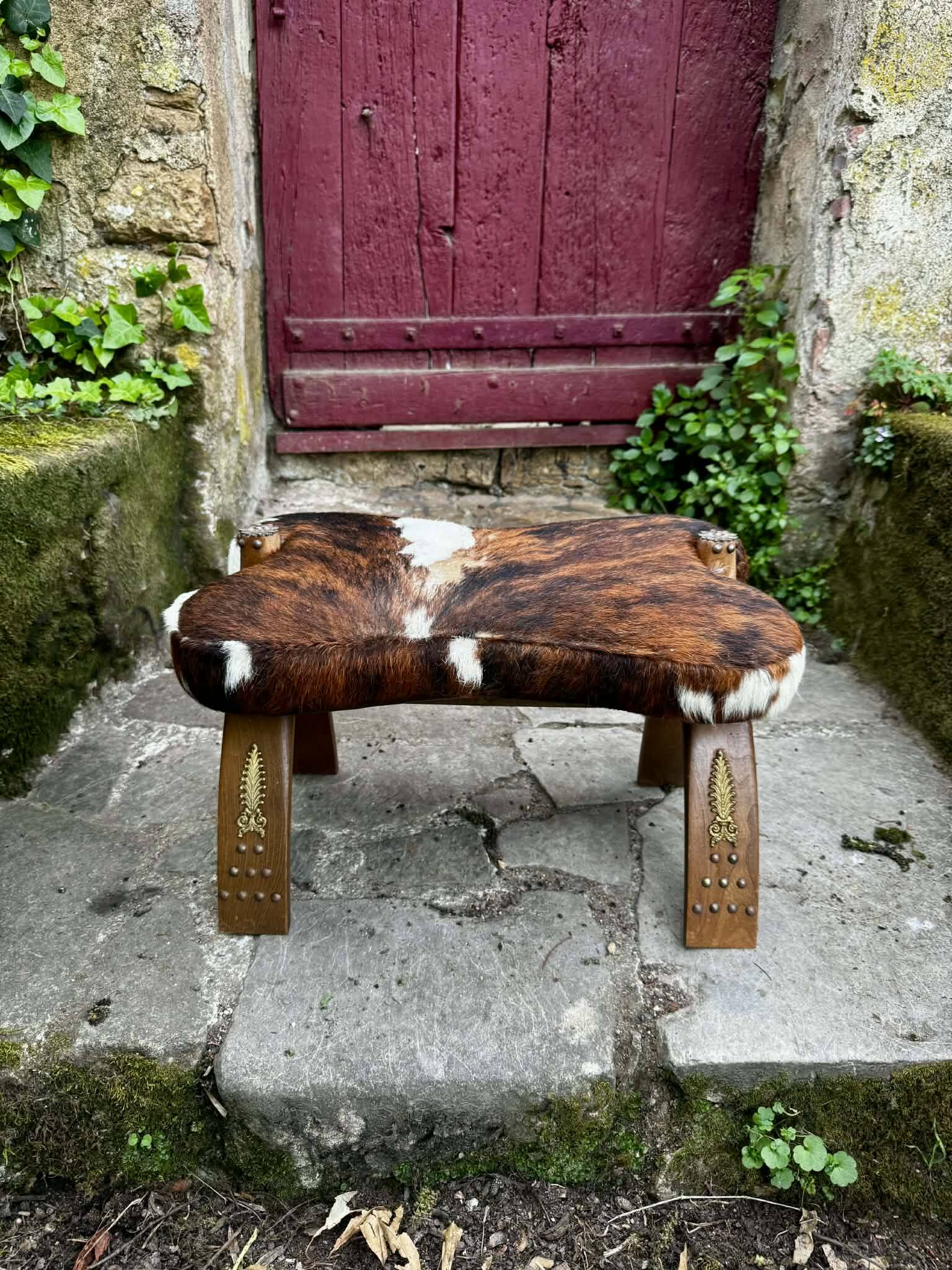 Repose-pied en peau de vache, années 50