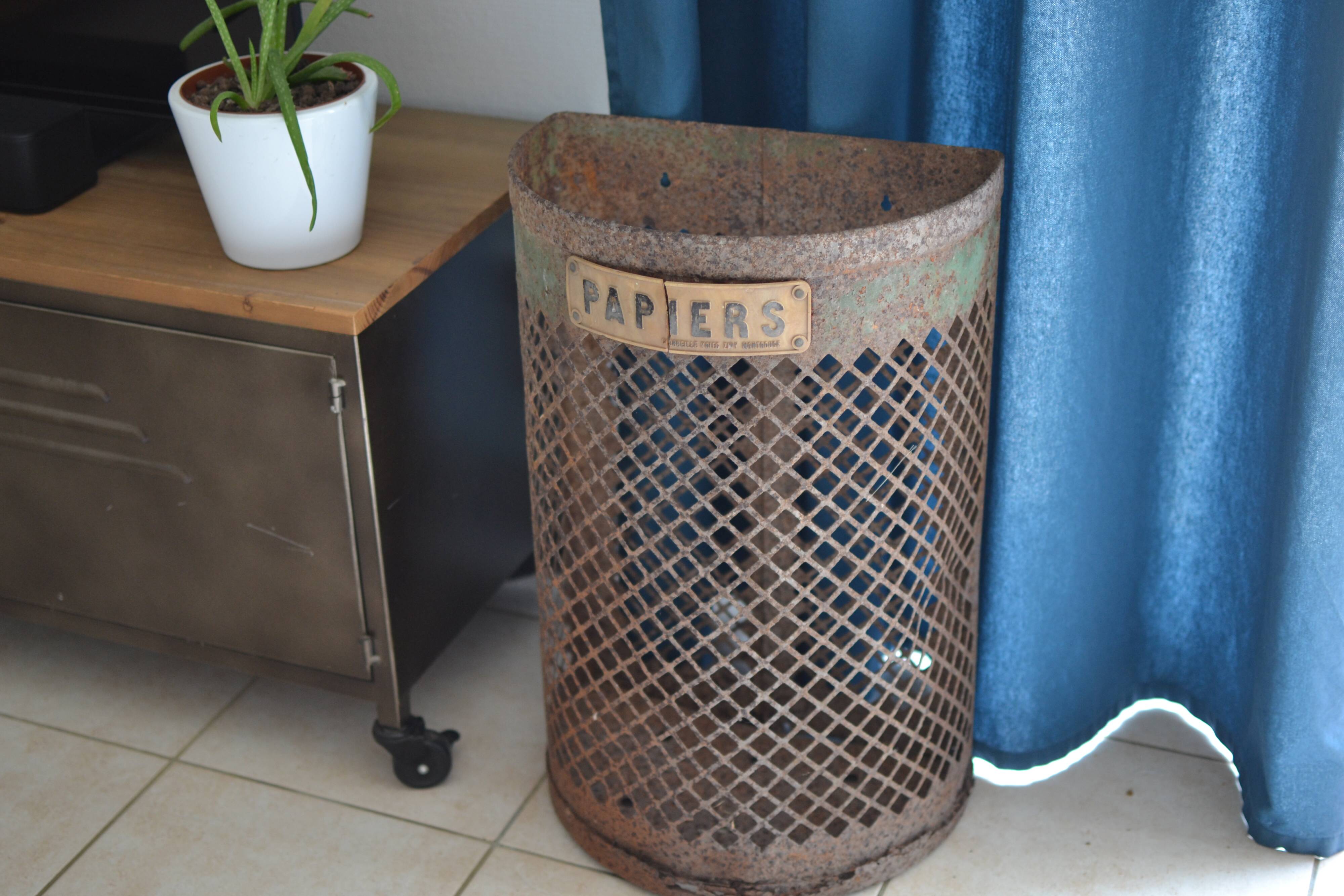 Old paper bin on rue Montrouge