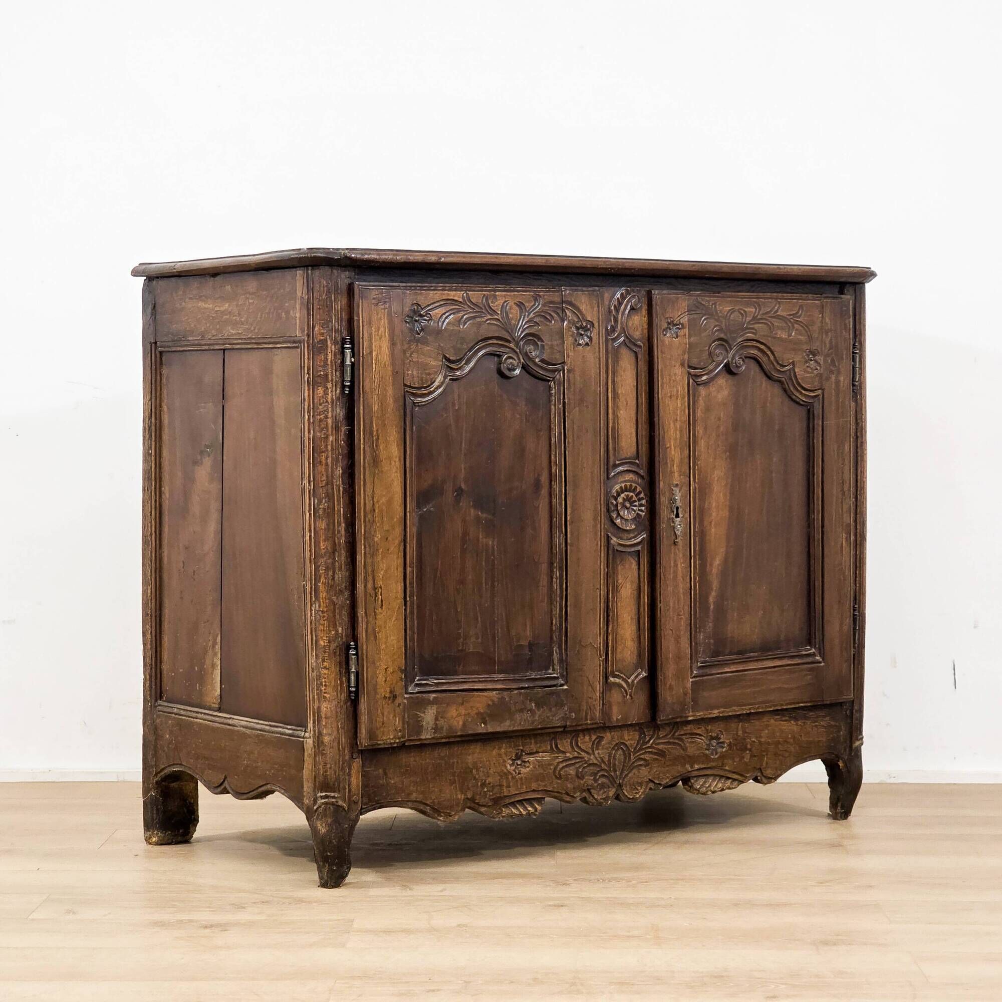 Buffet en chêne massif sculpté Louis XV - début XIXᵉ siècle