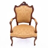 Une paire de fauteuils anciens, France, vers 1870.