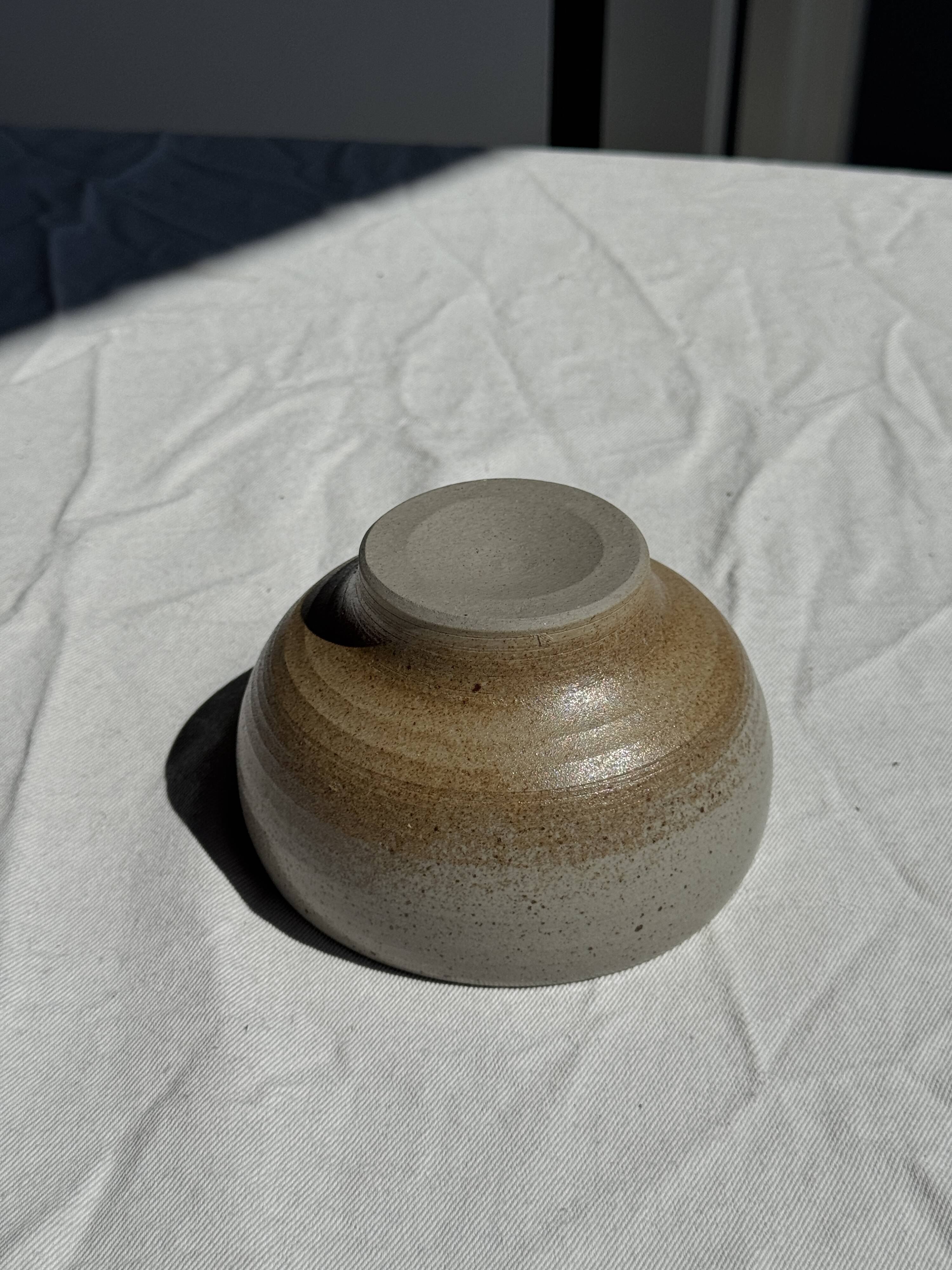 A small speckled grey stoneware bowl D13.5 H8