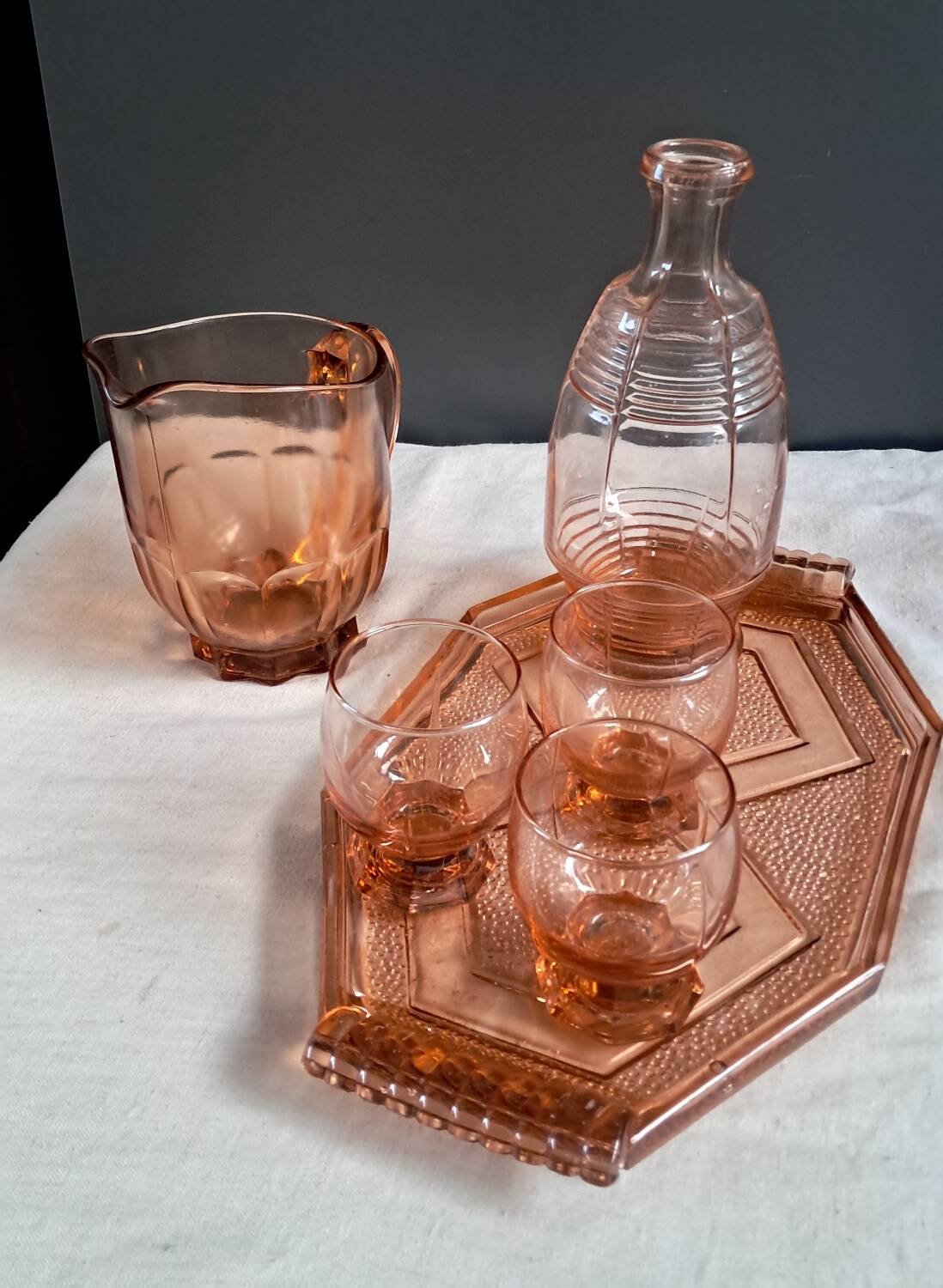 Carafe, verres et plateau en verre rose