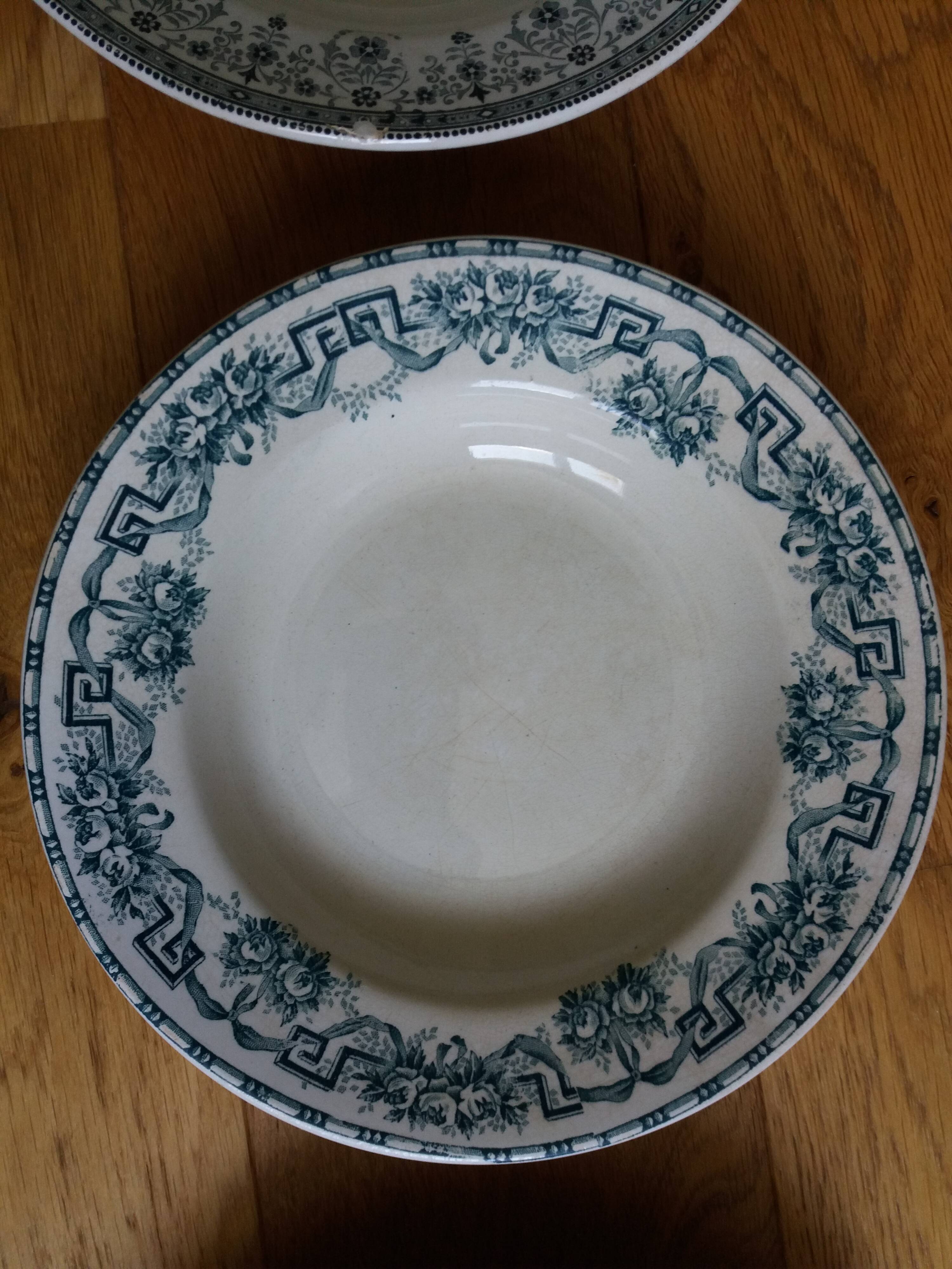 6 mismatched hollow plates Terre de fer