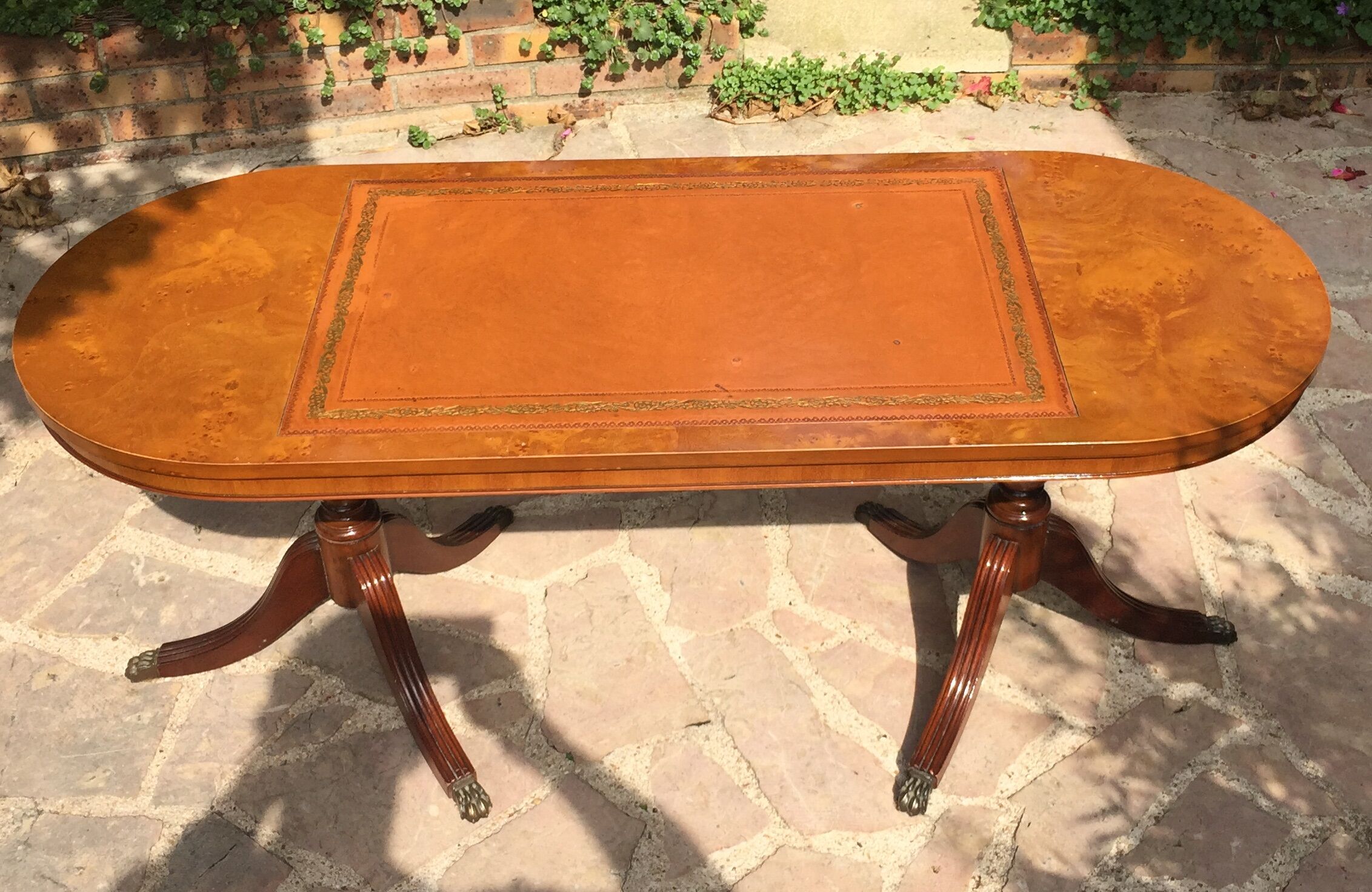 Coffee table in Cherry and magnifying glass to drown