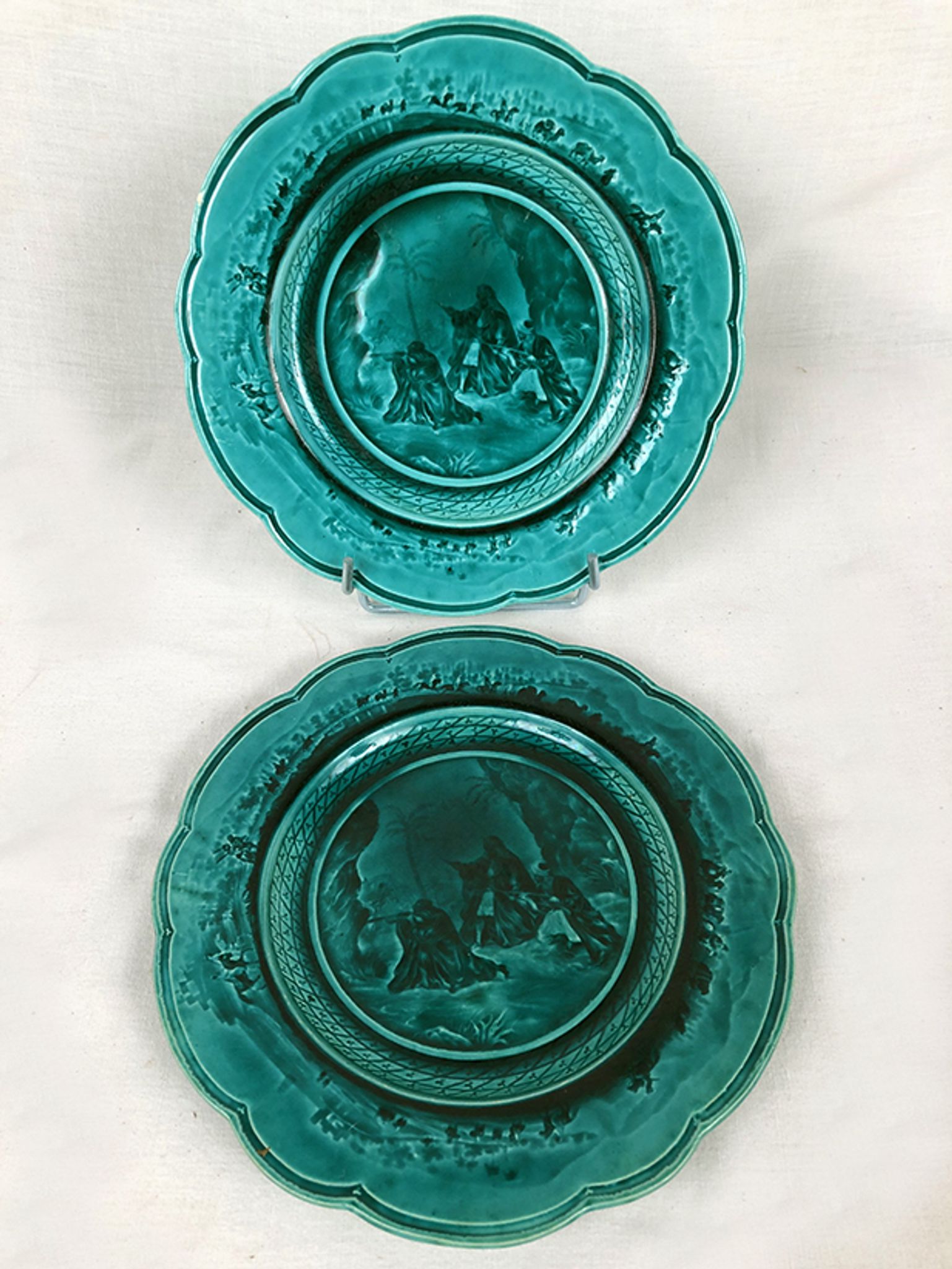 Série de six assiettes chantournées émaux de Rubelles, milieu XIXe