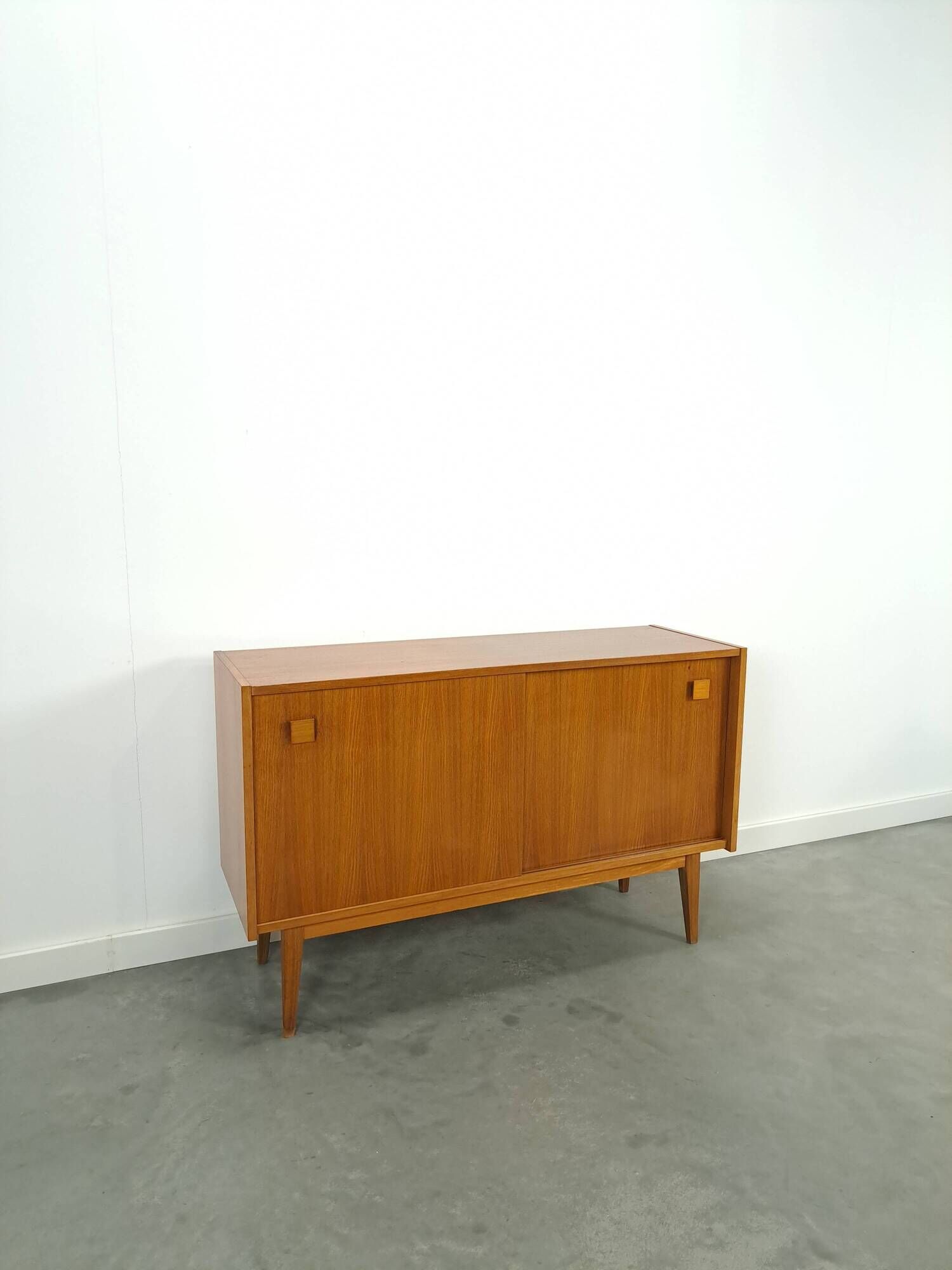 Dressoir vintage plus raffiné avec vierkante grepen et schuine poten