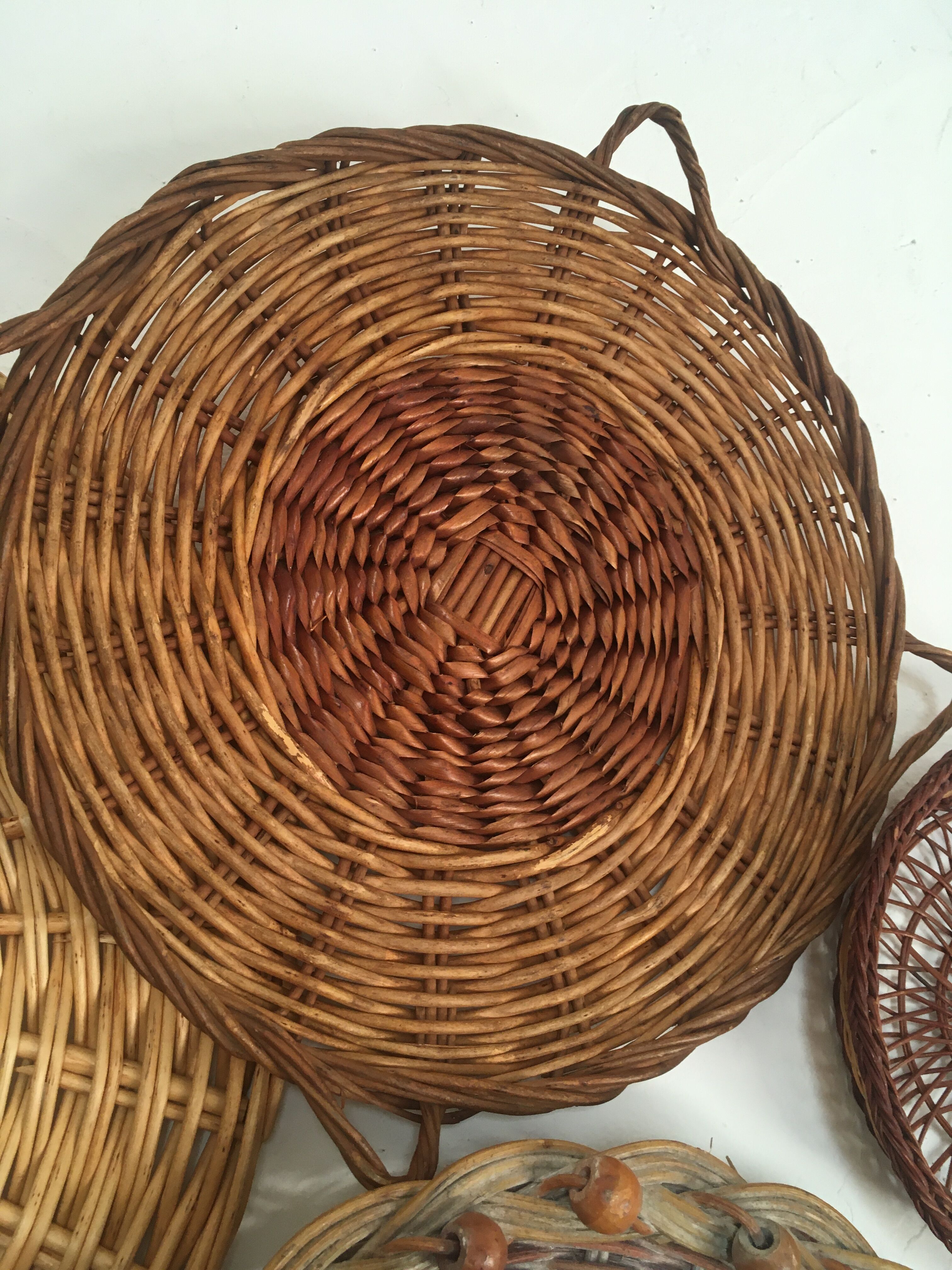 Wall composition of wicker trays