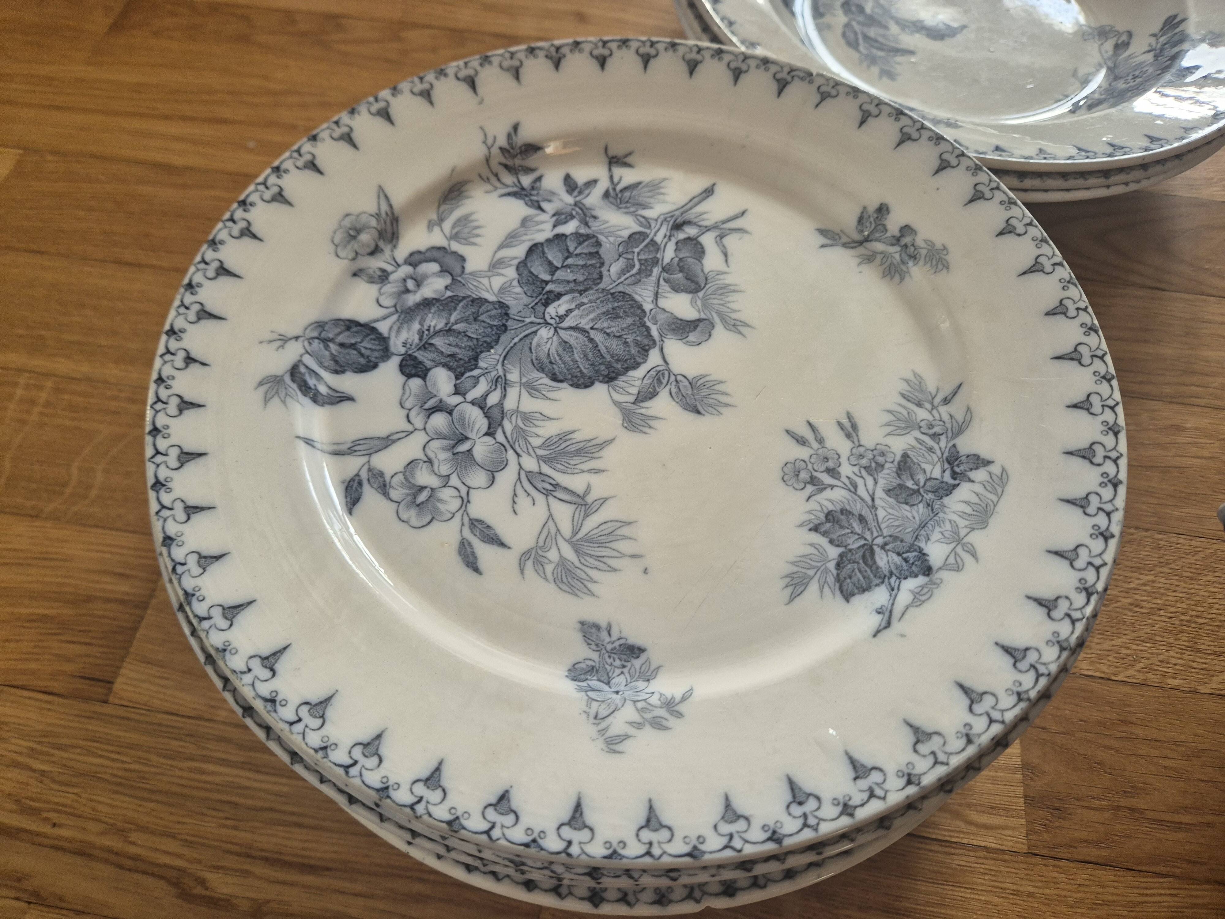 Antique table service Sarreguemines U&C Flore – 17 pieces