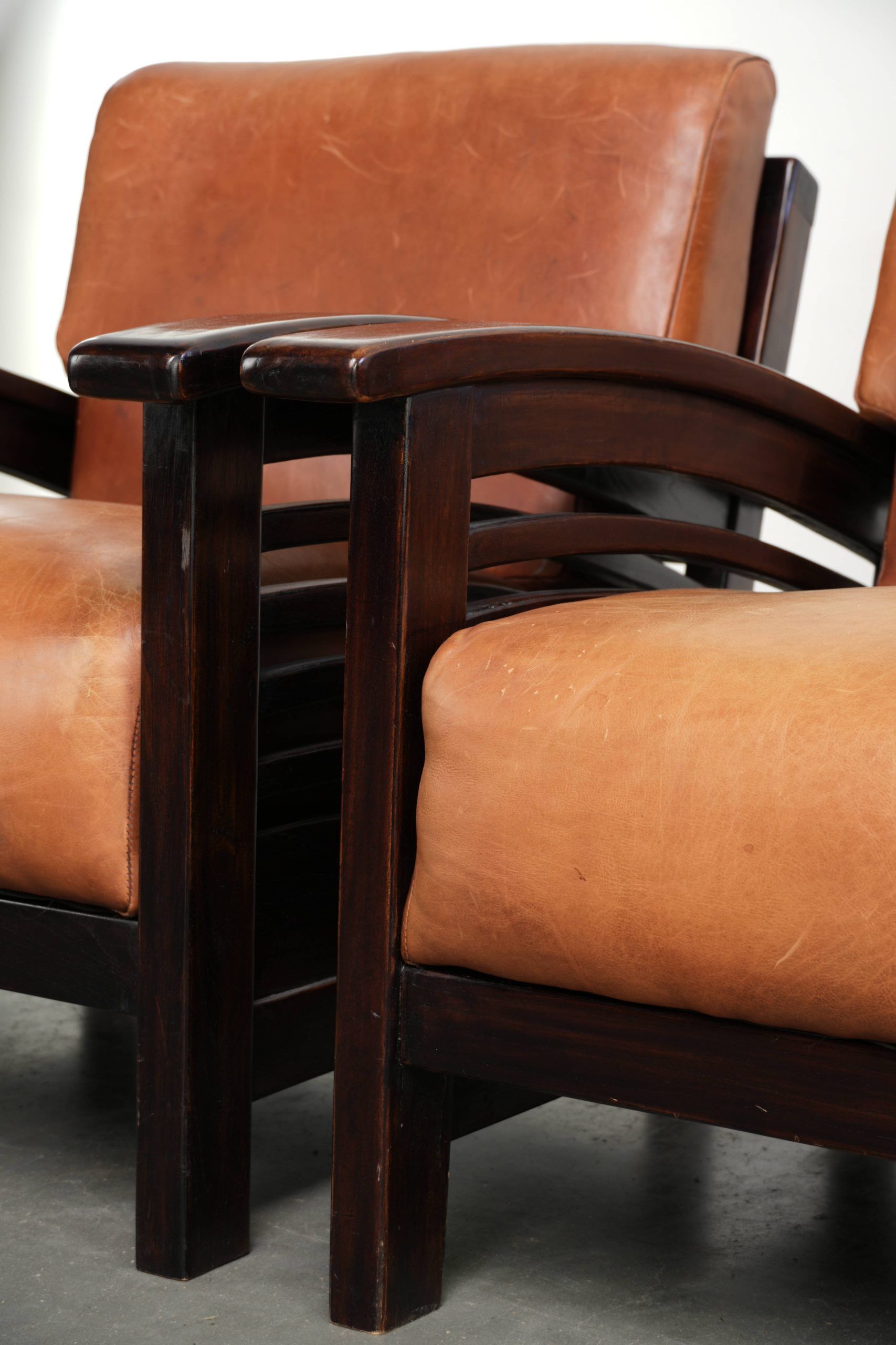 Ensemble de 2 fauteuils Art Déco en cuir de vache couleur cognac du 20e siècle.