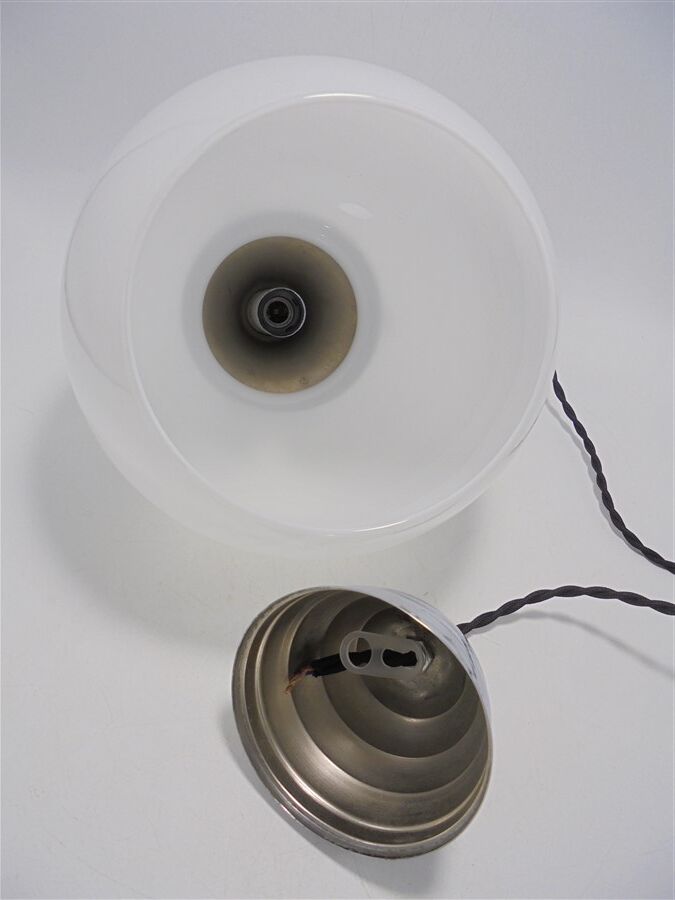 Opaline globe suspension