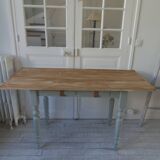 Table de ferme vintage piètement et ceinture réenchantés en vert de gris, plateau bois.