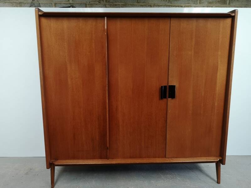 Wardrobe compass feet