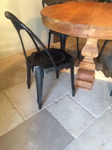 Round table with solid wood central leg entirely restored