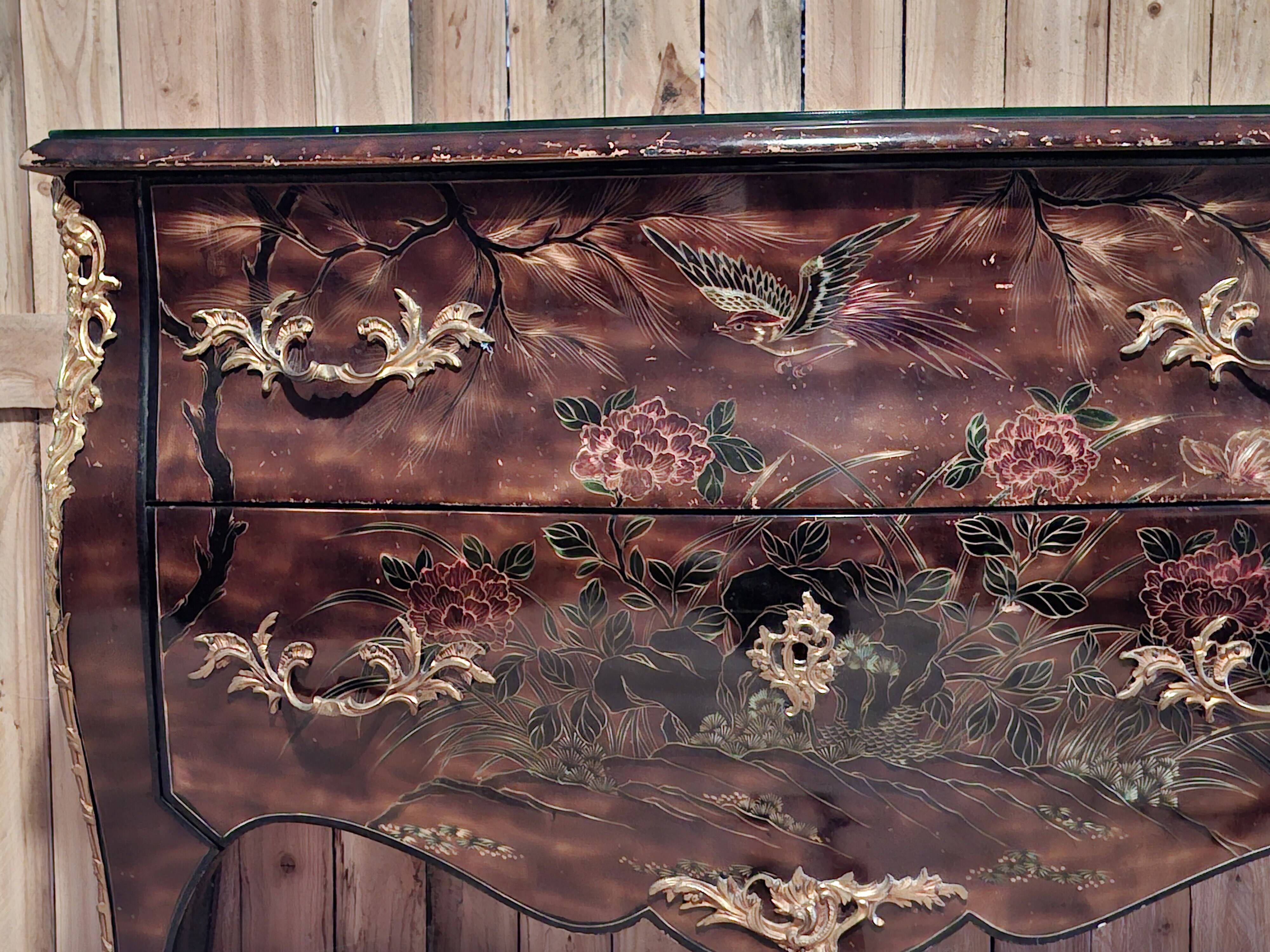 Commode sauteuse galbée en laque à décor Chinois époque début XXeme (om)