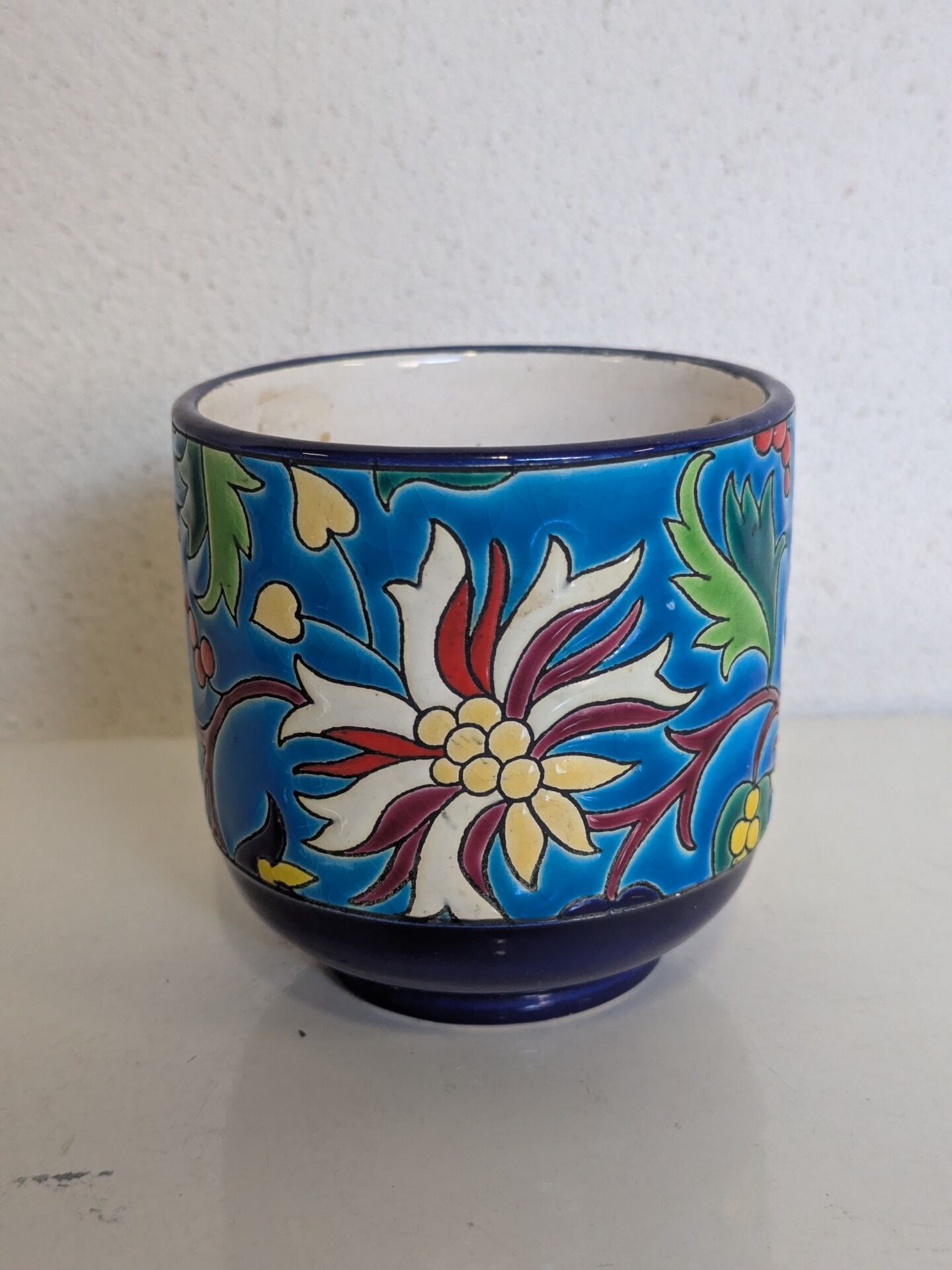 Cache-pot Longwy Art Déco en faïence émaillée décor floral polychrome