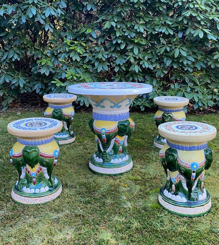 Ensemble de jardin ou de patio multicolore du 20ème siècle avec des éléphants