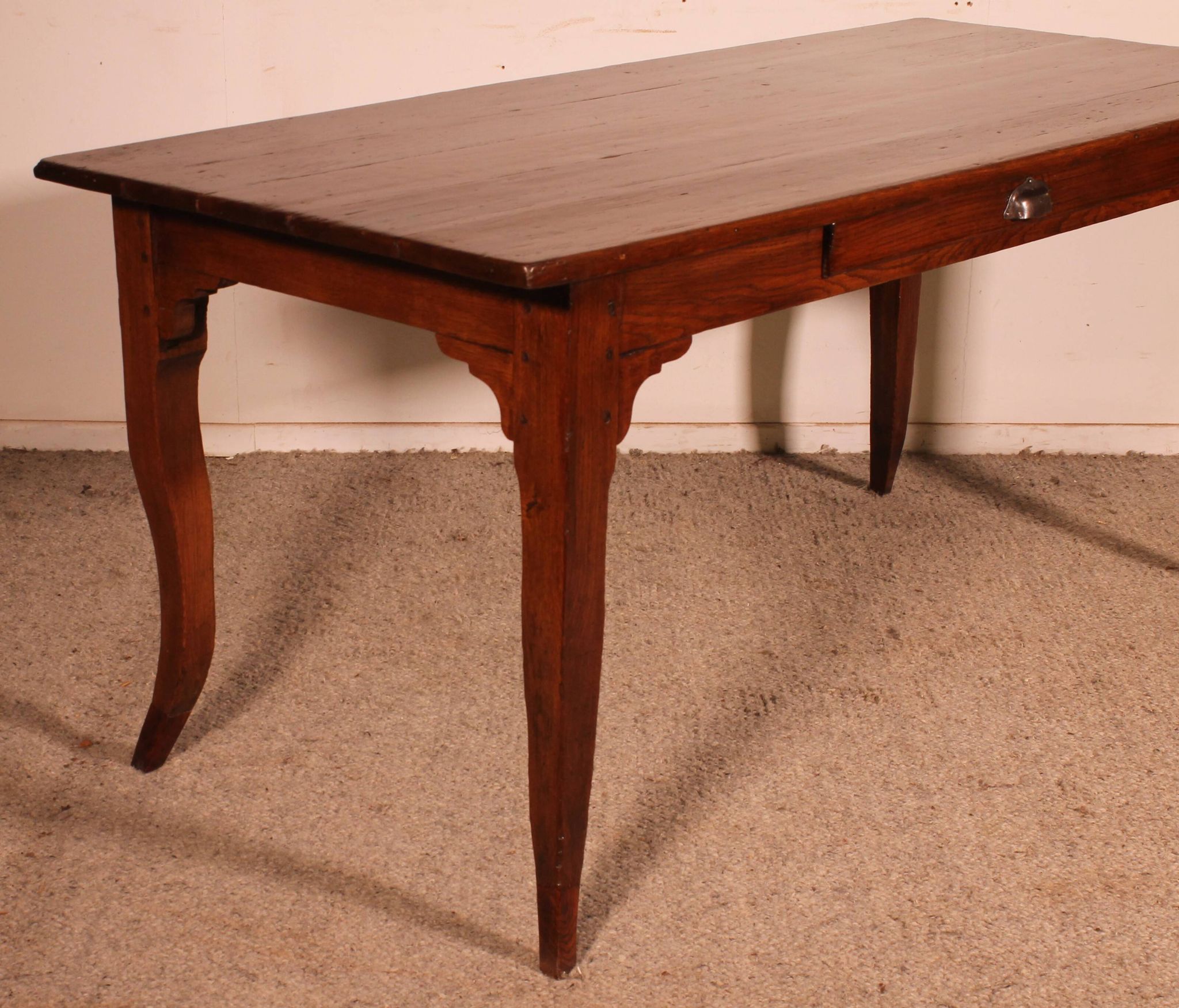 Louis XV table in oak, late 18th century.