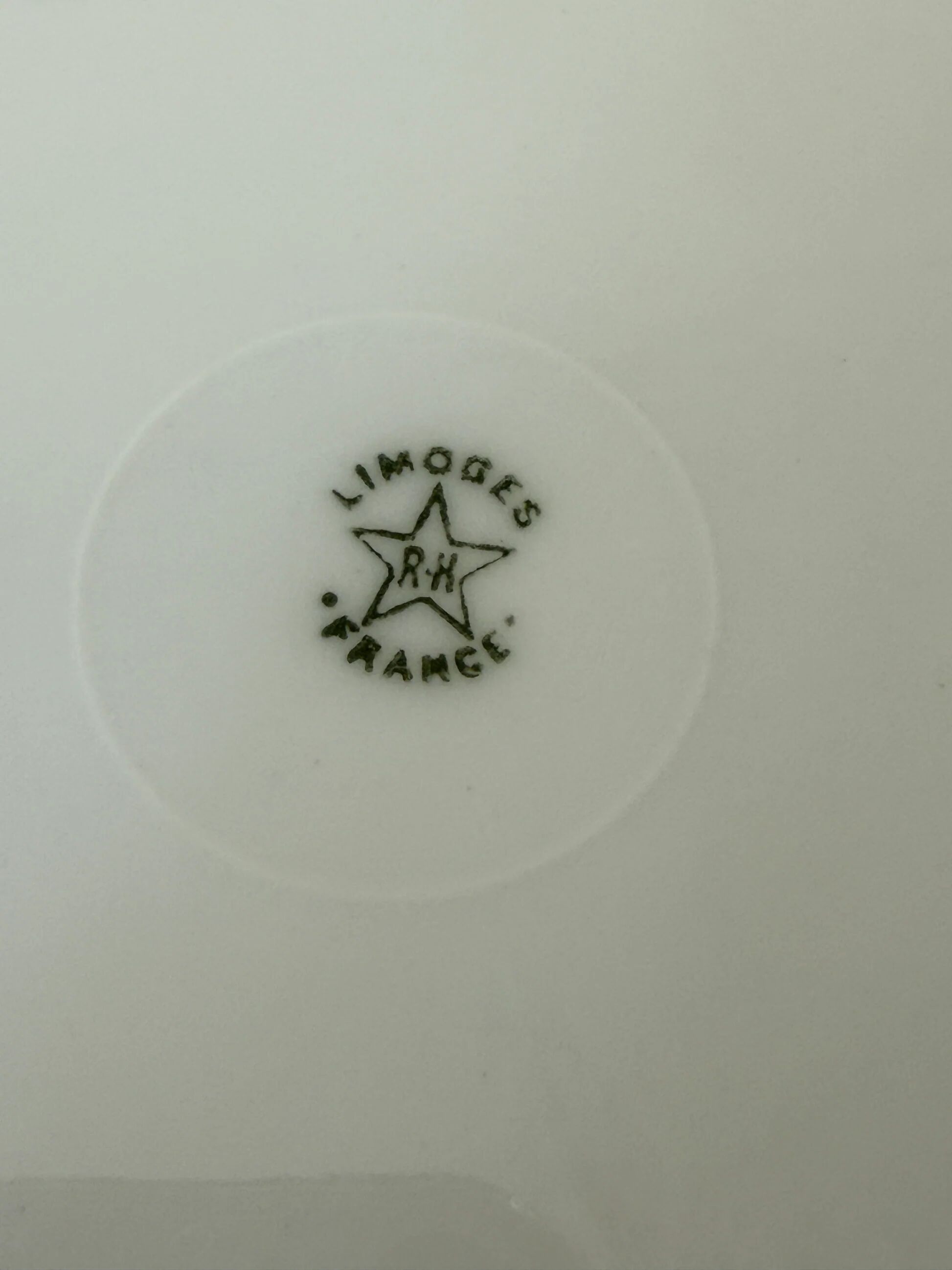 Set of 7 flat plates in Limoges porcelain