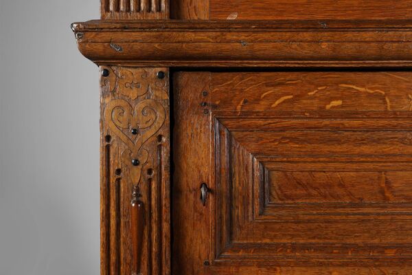 Cabinet en chêne de la Renaissance belge du XVIIe siècle avec serrure dissimulée