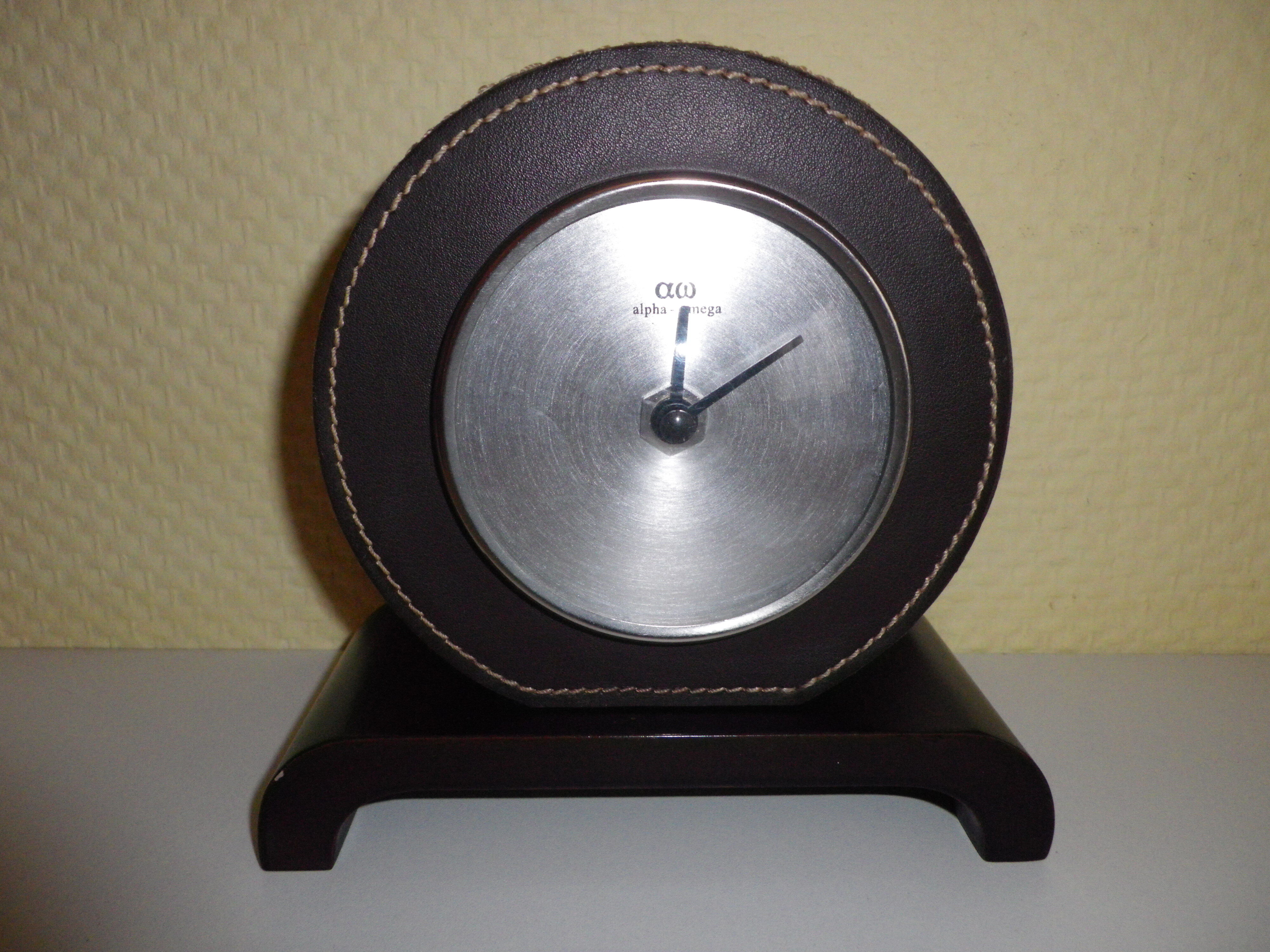 Horloge à poser Alpha Omega cuir et bois années 1970