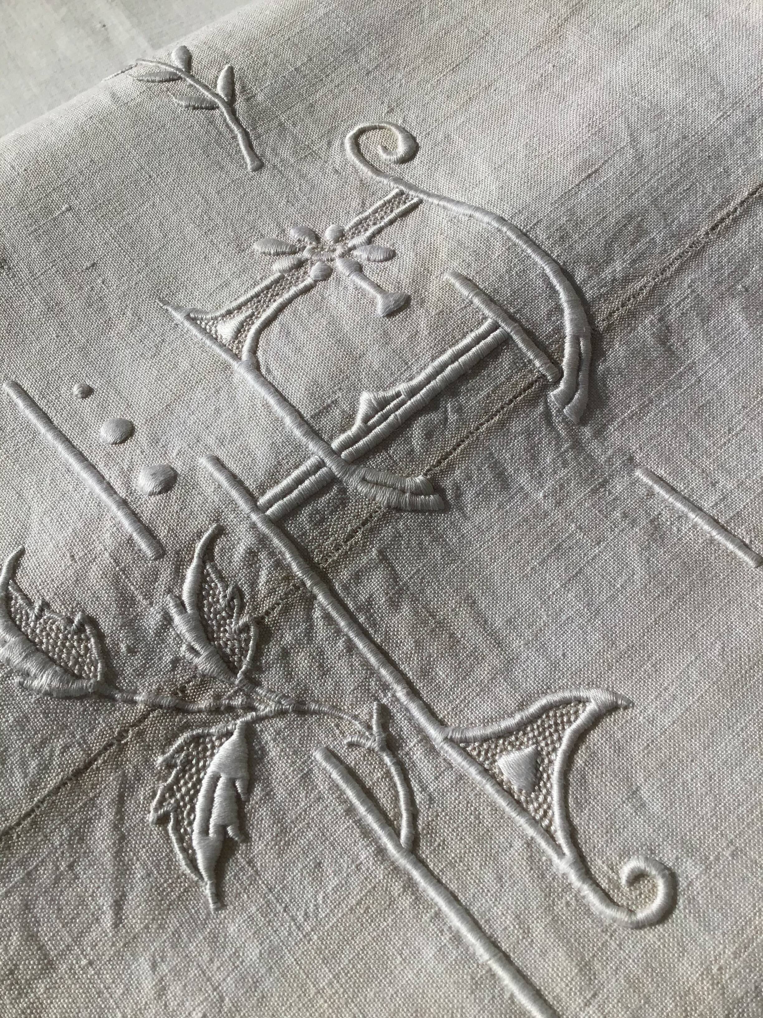 EL drap embroidered hand flowers and day ladder central couture