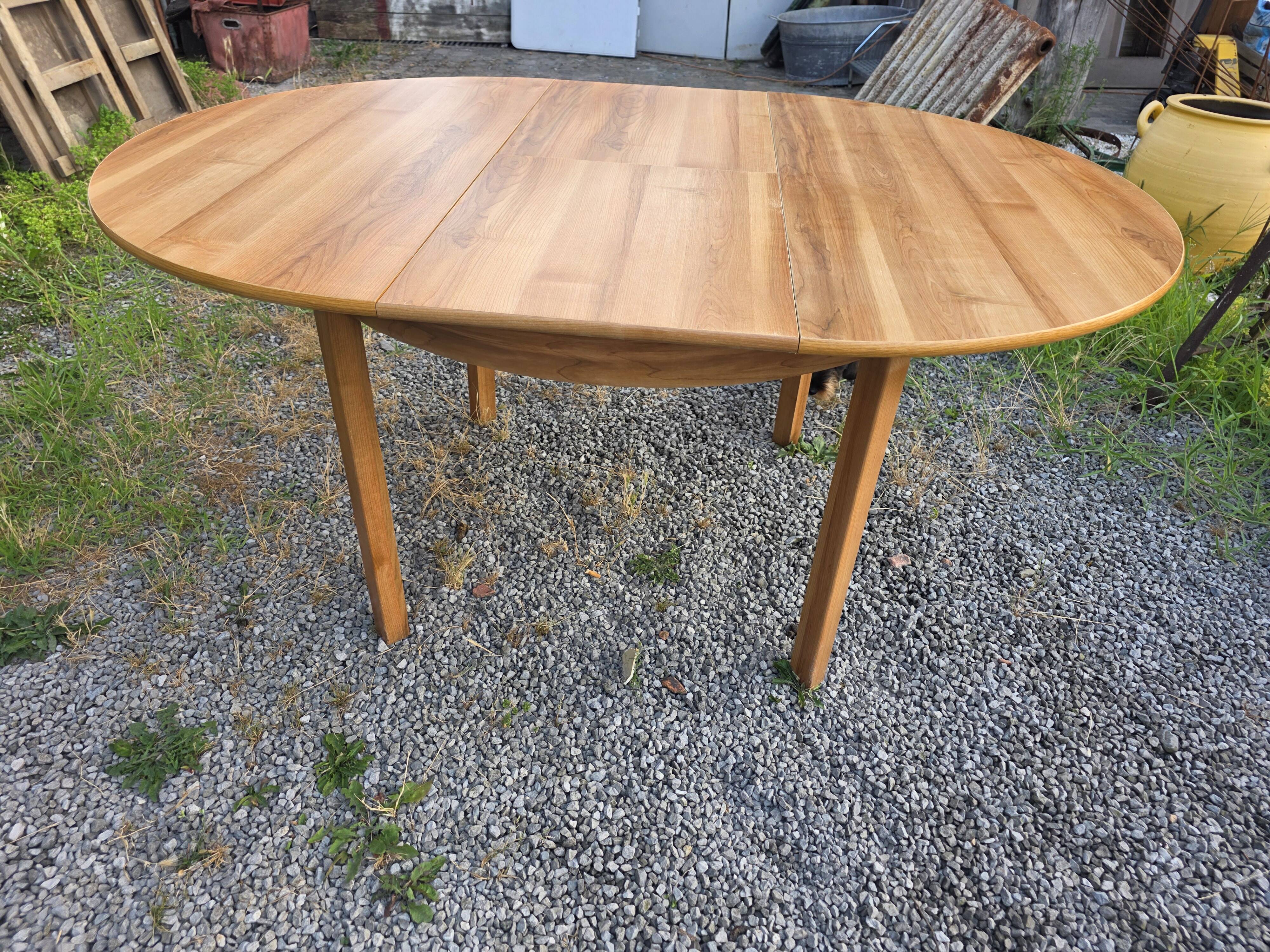 Scandinavian extendable oak table from the 1960s (butterfly extension)