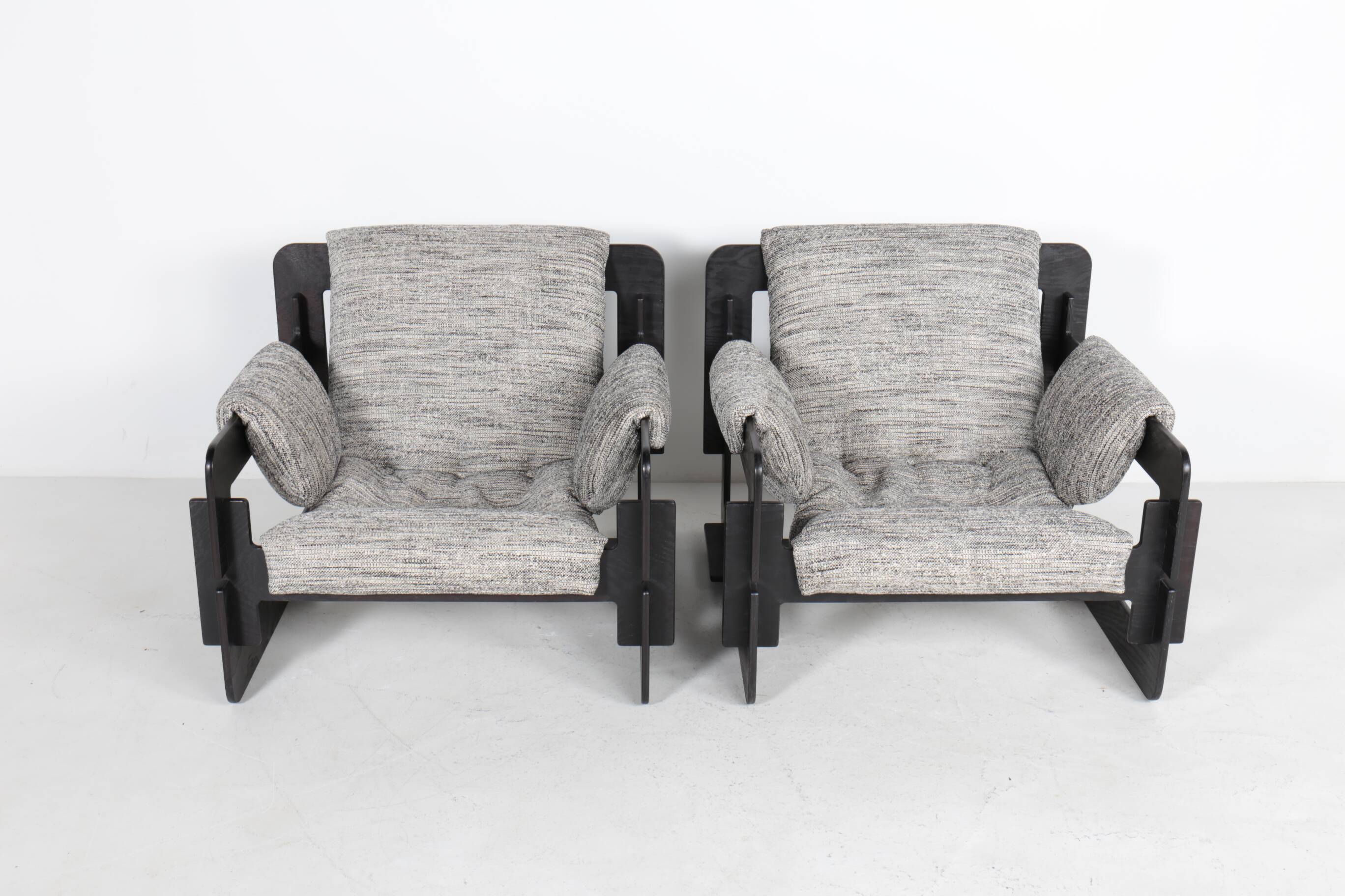 Pair of armchairs and coffee table Rover by Arne Jacobsen, 1968