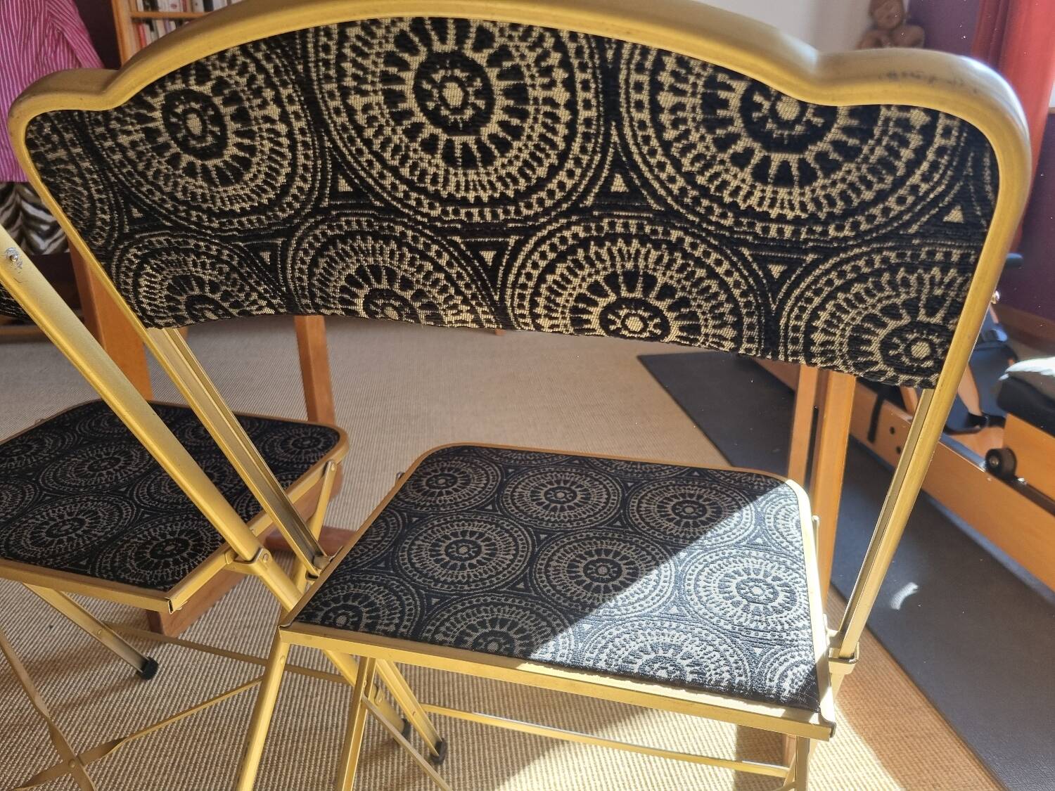 Set of 2 folding chairs in velvet and gold metal